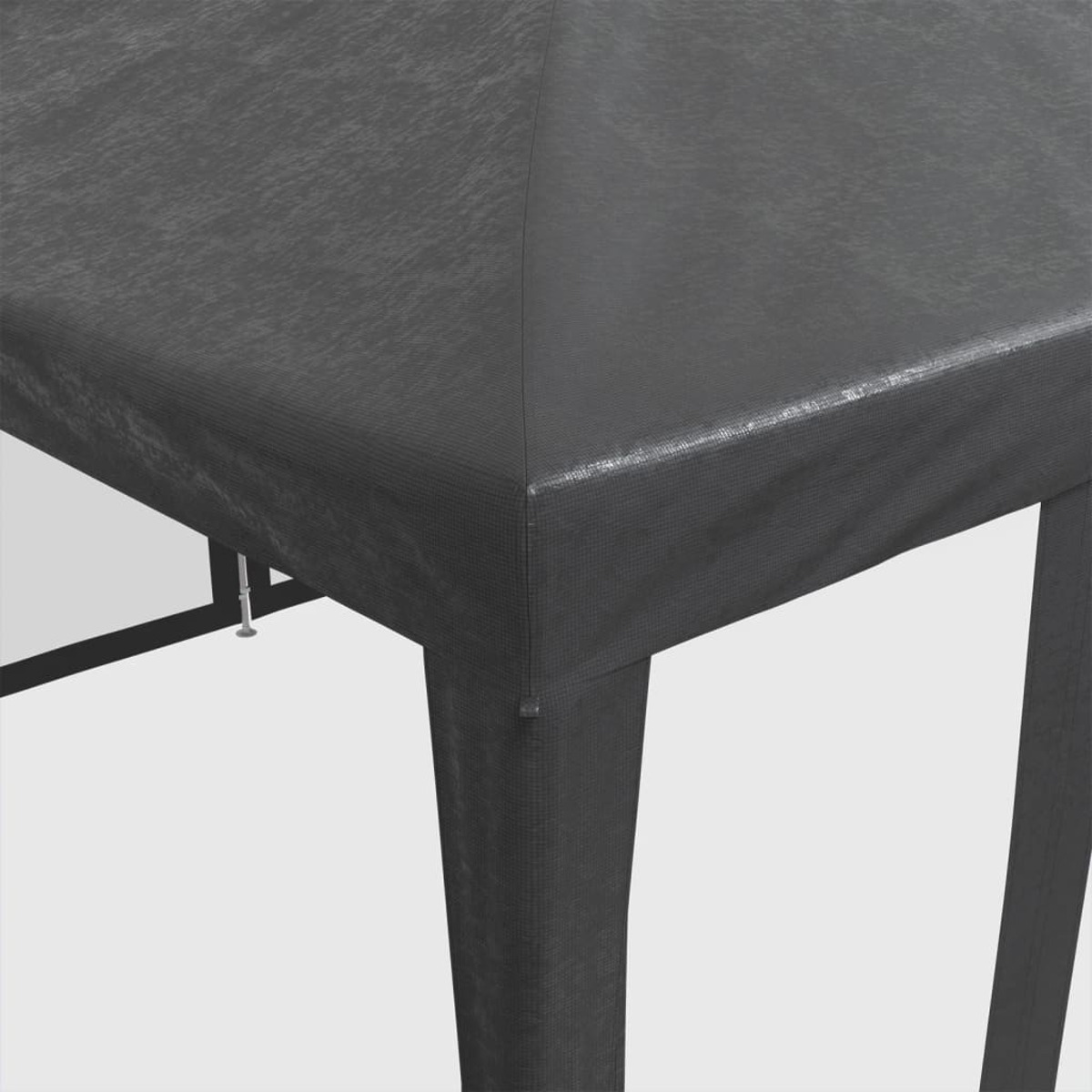 Un primo piano del tetto grigio di un gazebo.