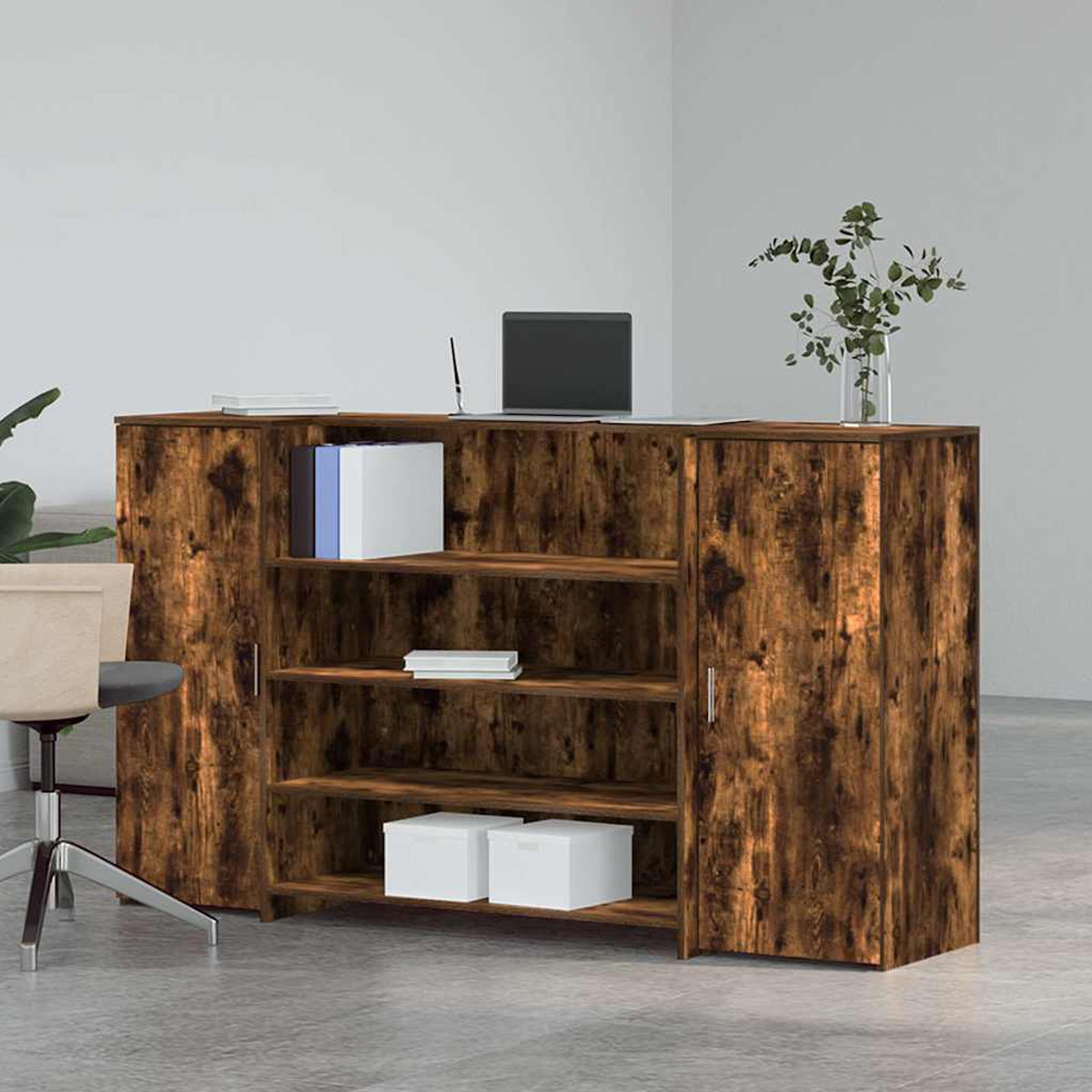Ein Holzschrank mit offenen Regalen, einem Laptop, Büchern und einer Vase mit Pflanzen.