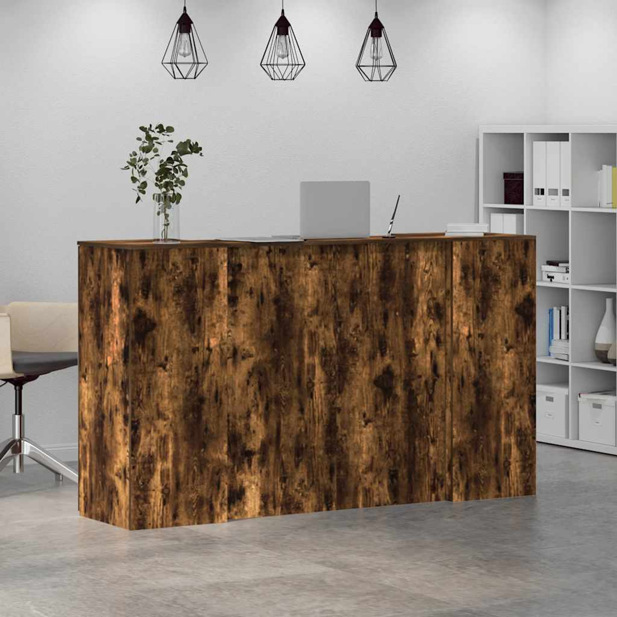 Holz-Rezeptionstisch. Laptop, Pflanzen und Dekorationen oben. Drei Hängelampen darüber.