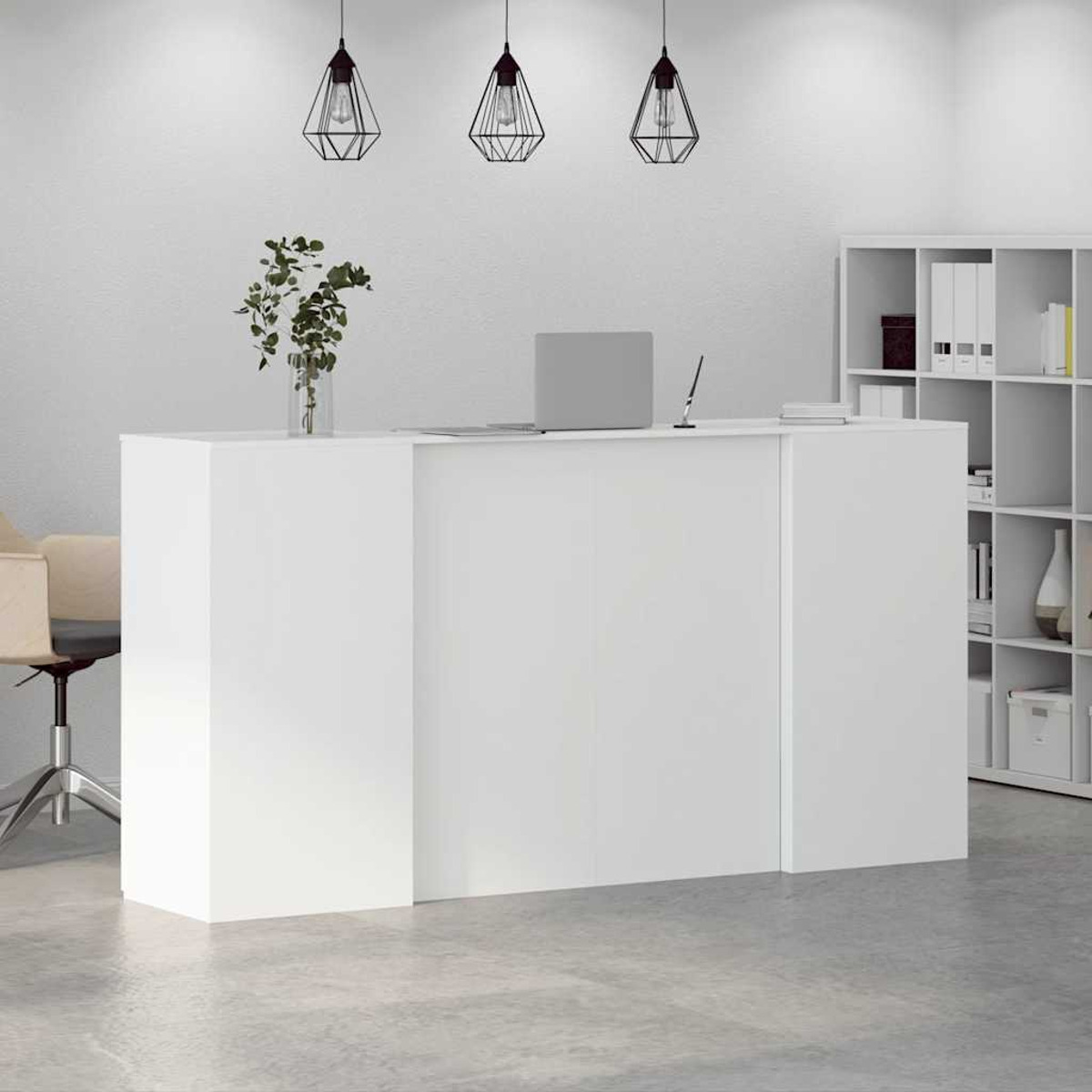 Moderner weißer Empfangstresen in einem Büro, mit Dekoration und Laptop.