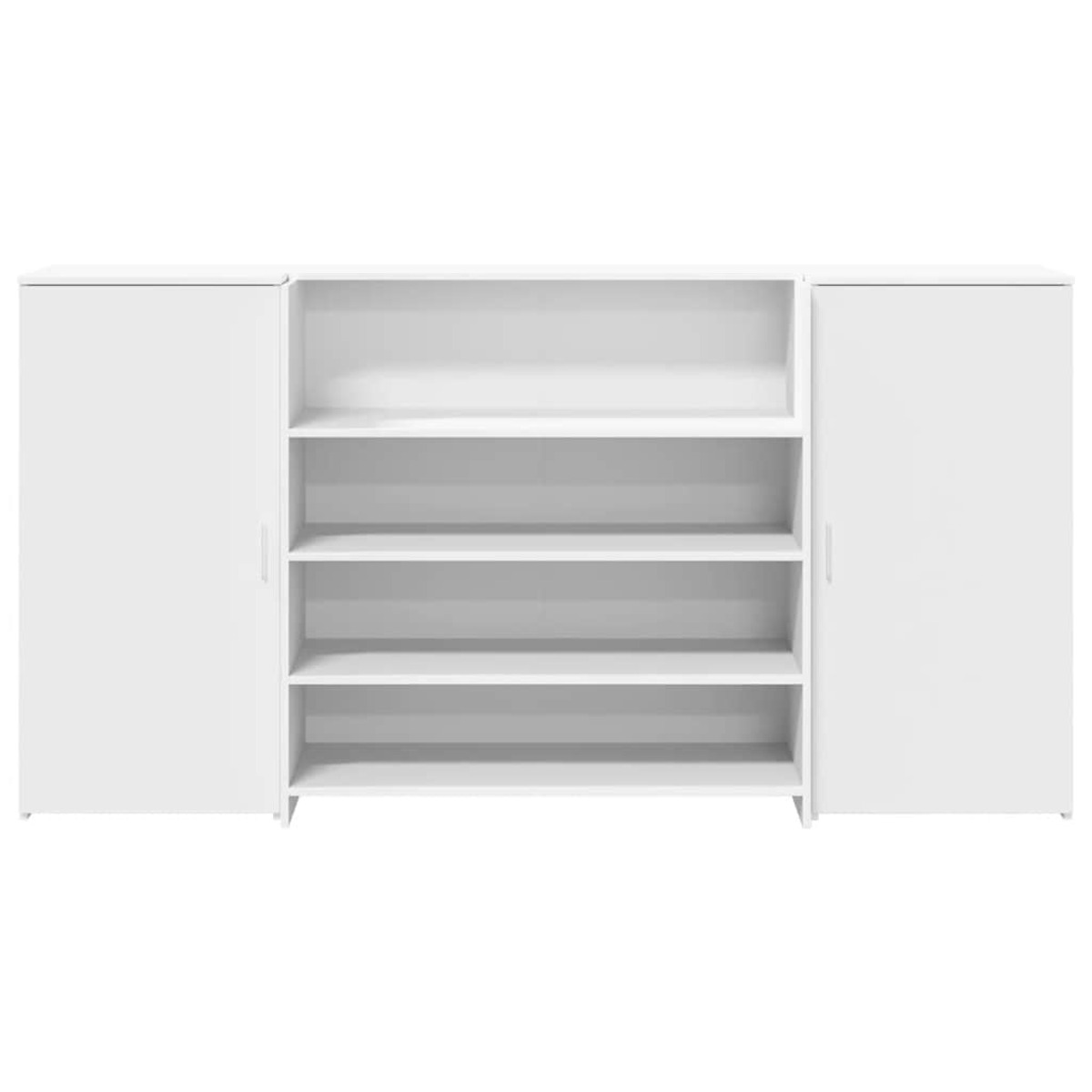 Weißer Schrank mit Türen und Regalen. Der Hintergrund ist schlicht weiß.