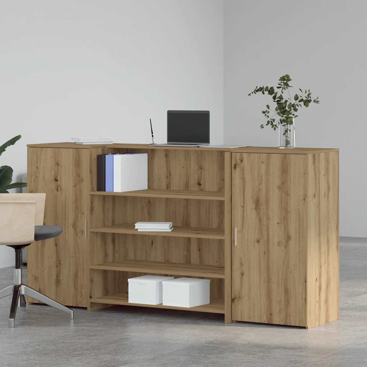 Holz-Empfangstresen mit Laptop, Pflanzen und Büchern.