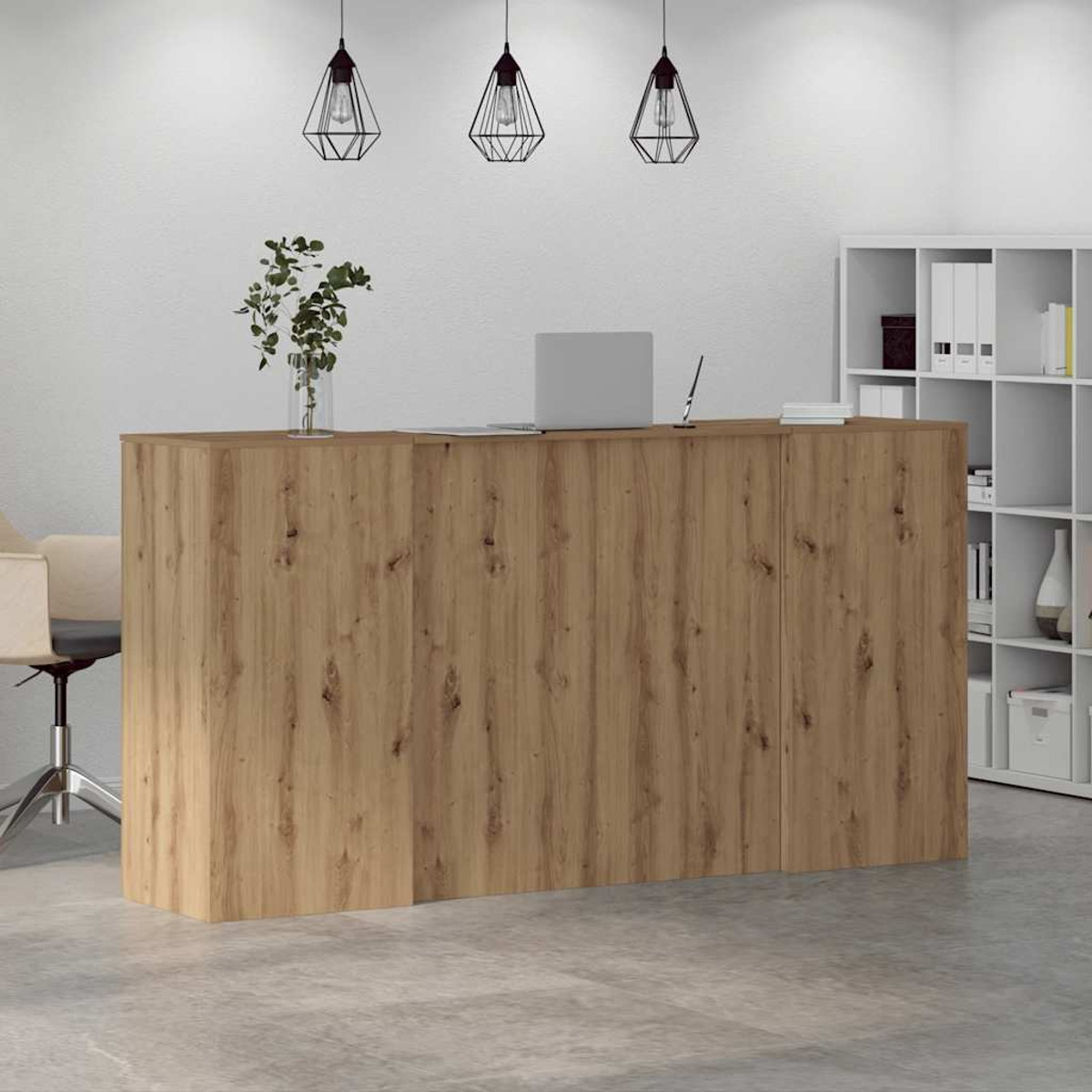 Holzrezeption mit Laptop, Pflanze und Lichtern. Weiße Regale im Hintergrund.