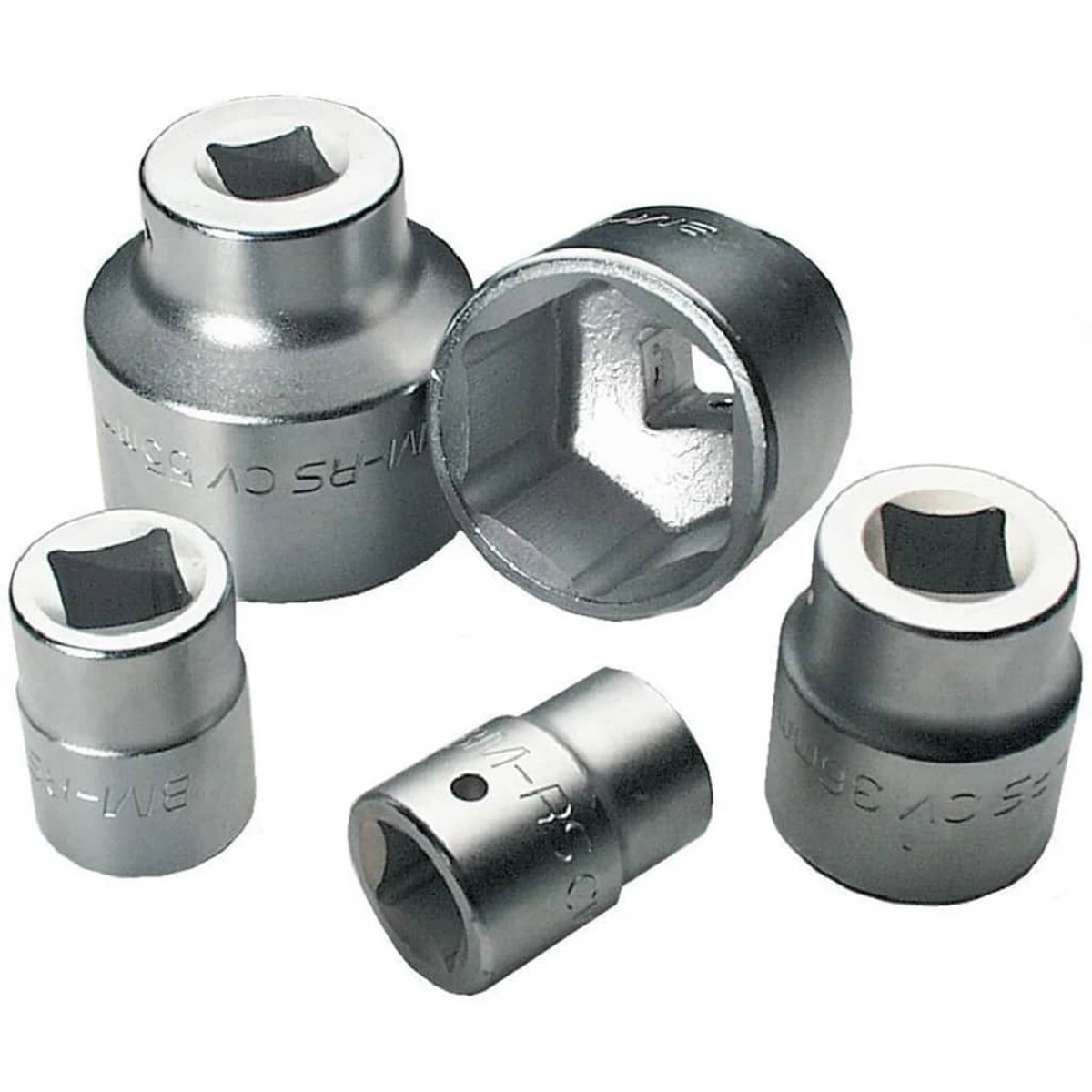 Bussolotti metallici di varie dimensioni, con fori quadrati.