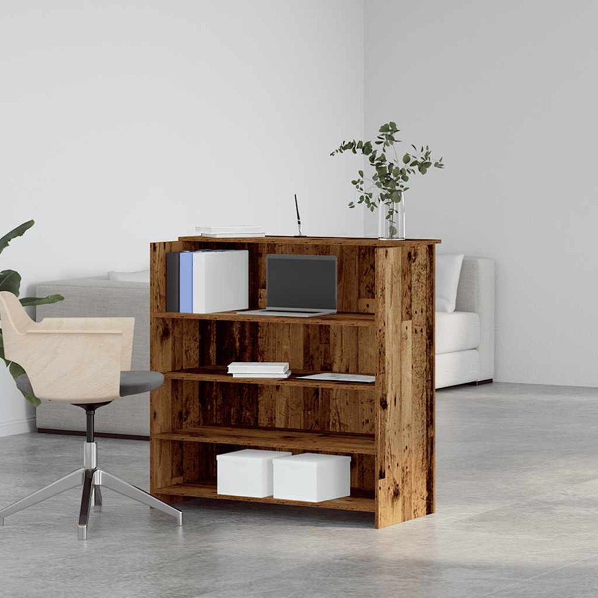 Bücherregal aus Holz mit Büchern, einem Laptop und Büromaterialien. Es befindet sich in einem Raum mit Stuhl und Sofa.