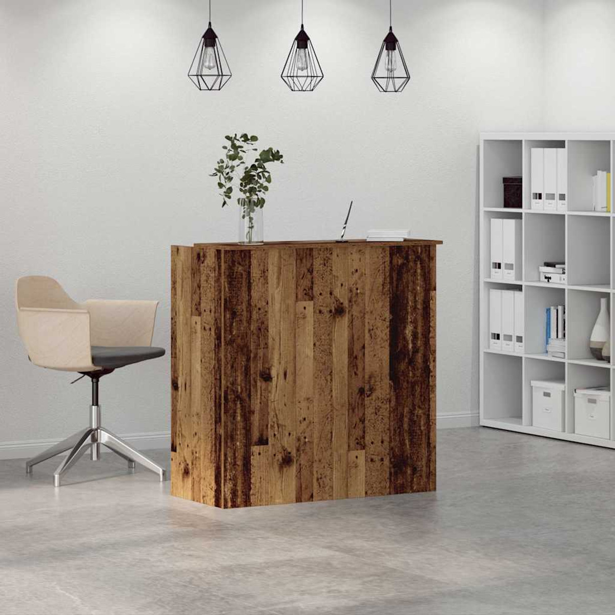Holz-Rezeptionstisch mit Stuhl und Vase mit Pflanzen. Hintergrund: weiße Wand und Regale.