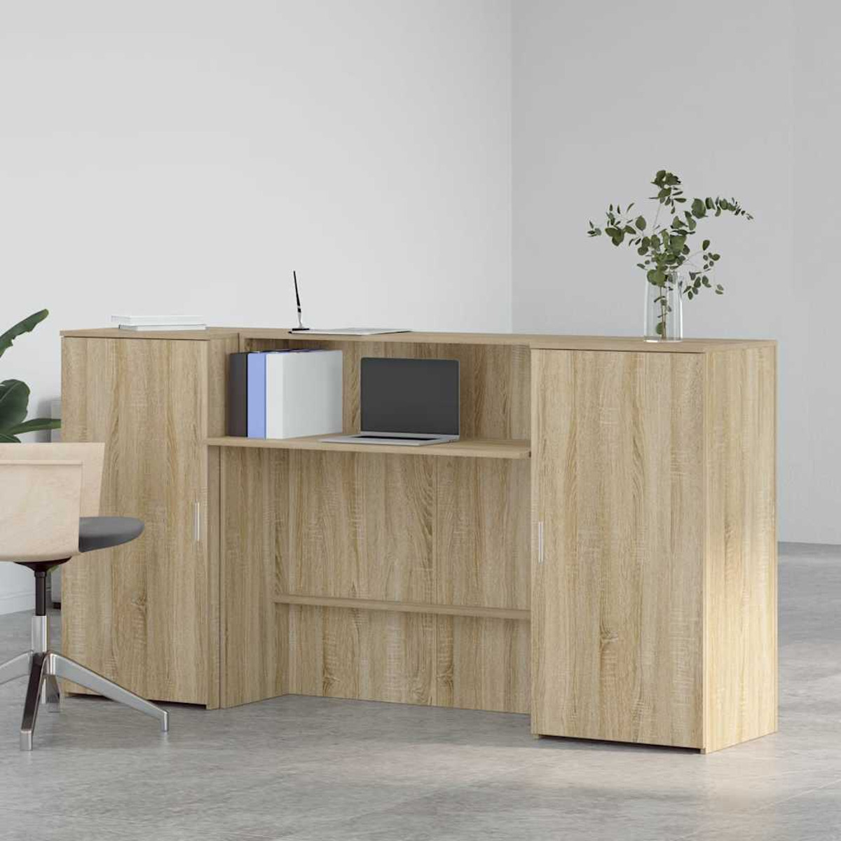 Holzschreibtisch mit Laptop, Büchern und Vase. Stuhl links. Weiße Wände.