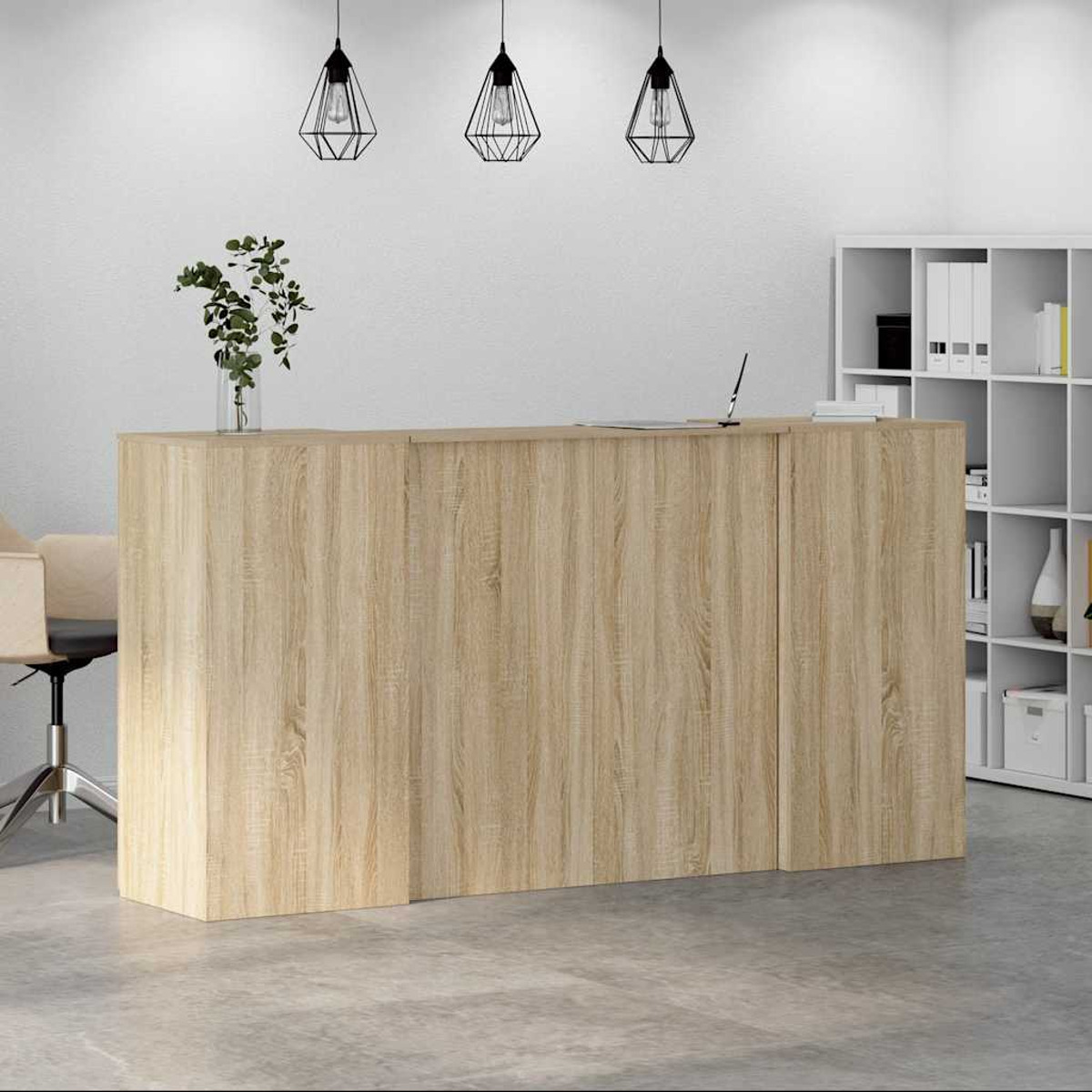 Helle Holzrezeption, Büroumgebung. Weiße Wand, Hängelampen und ein Regal.