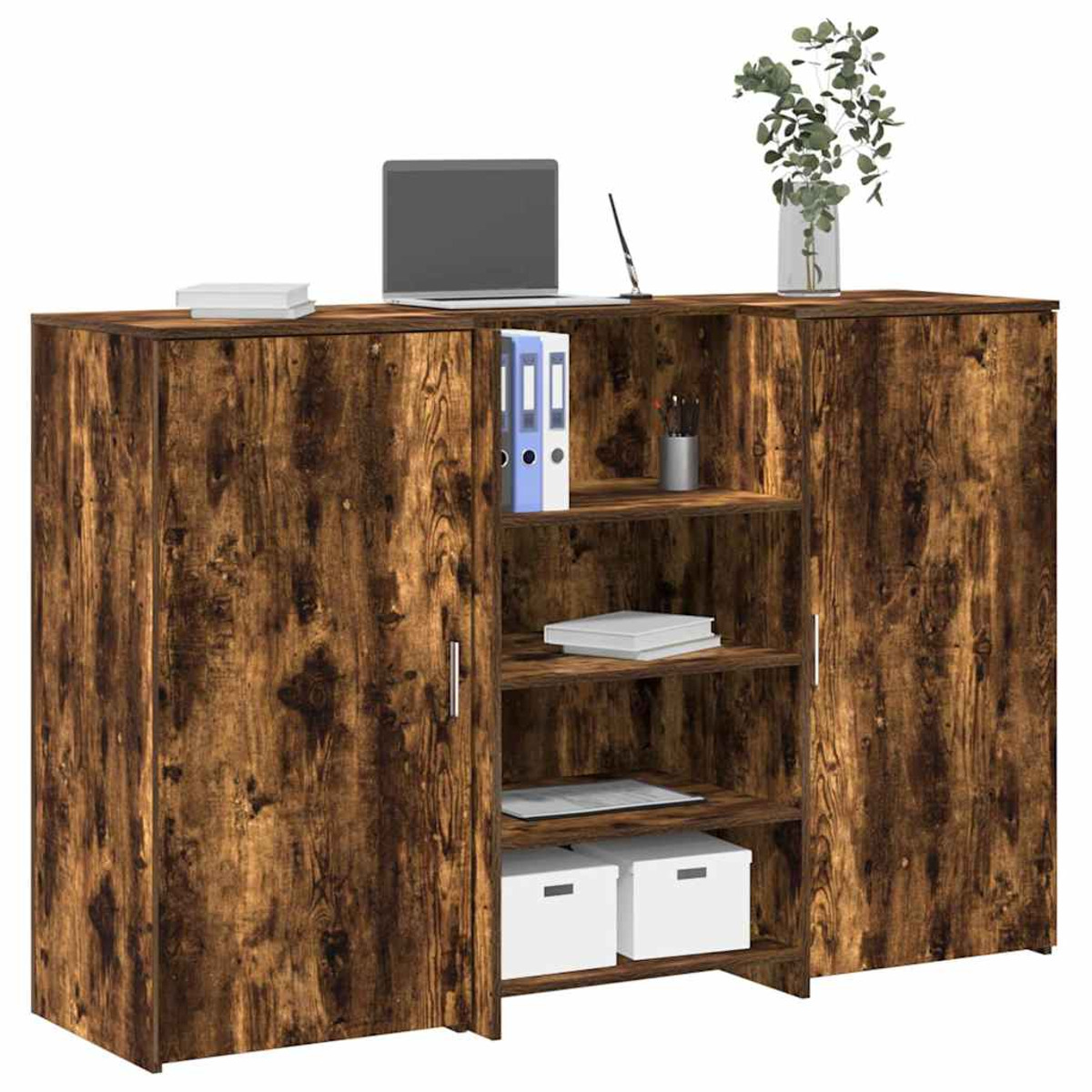Holzschreibtisch mit Regalen, Schubladen, Laptop und Gegenständen. Weißer Hintergrund.