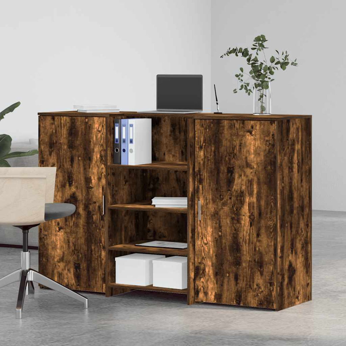 Holzschrank mit offenen Türen und Regalen. Laptop und Vase oben, Bürohintergrund.