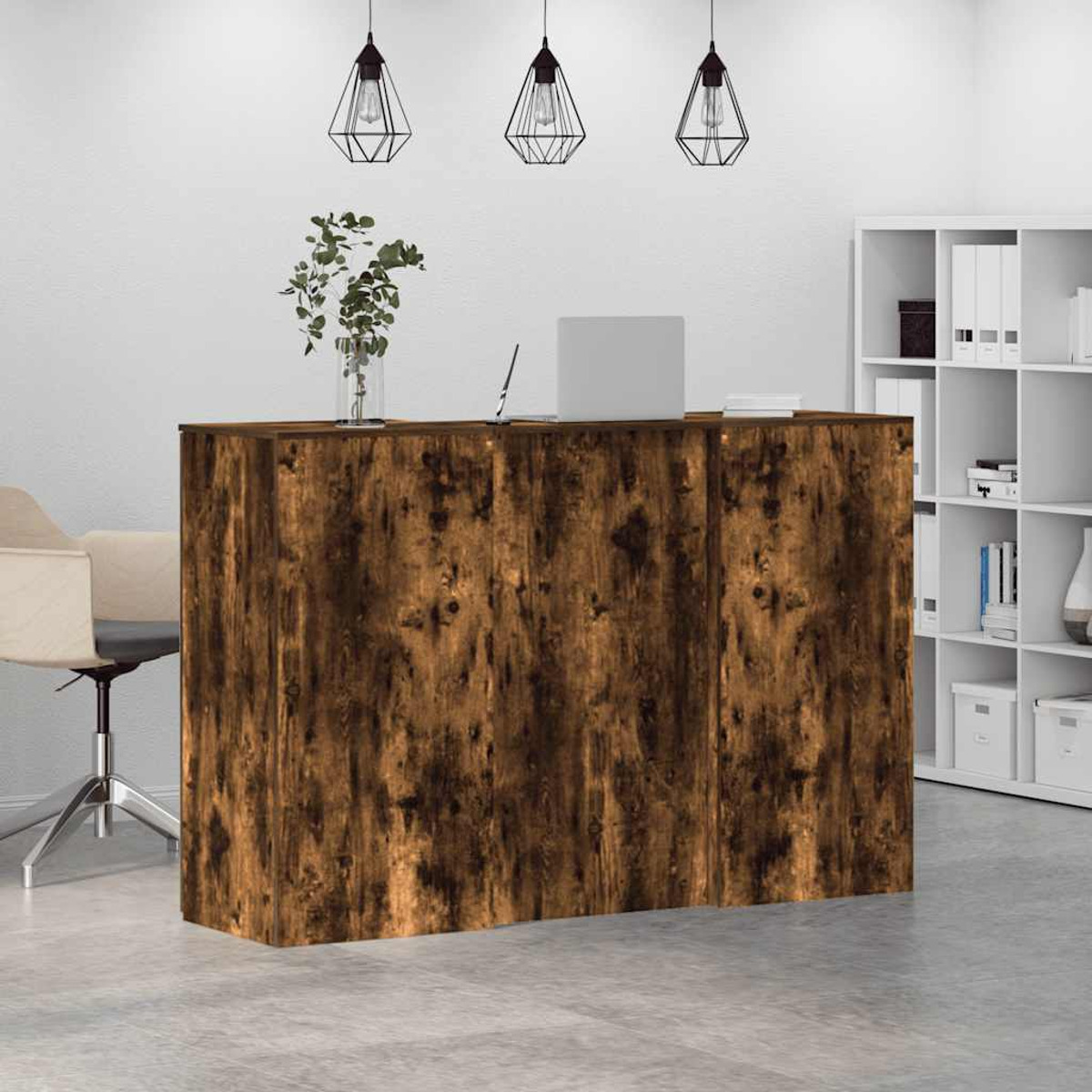 Holz-Rezeptionstisch in einem modernen Büro. Es gibt einen Stuhl und ein weißes Bücherregal.