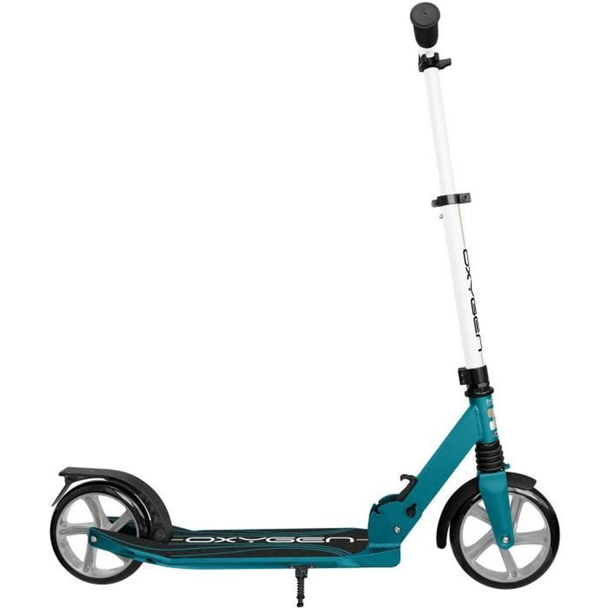 Ein türkisfarbener Roller mit schwarzen Rädern und einem weißen Lenker. Er ist auf weißem Hintergrund.