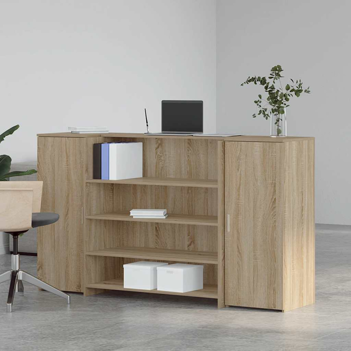 Holz-Aufbewahrungseinheit mit Regalen, Laptop und Dekoartikeln in Büroumgebung.