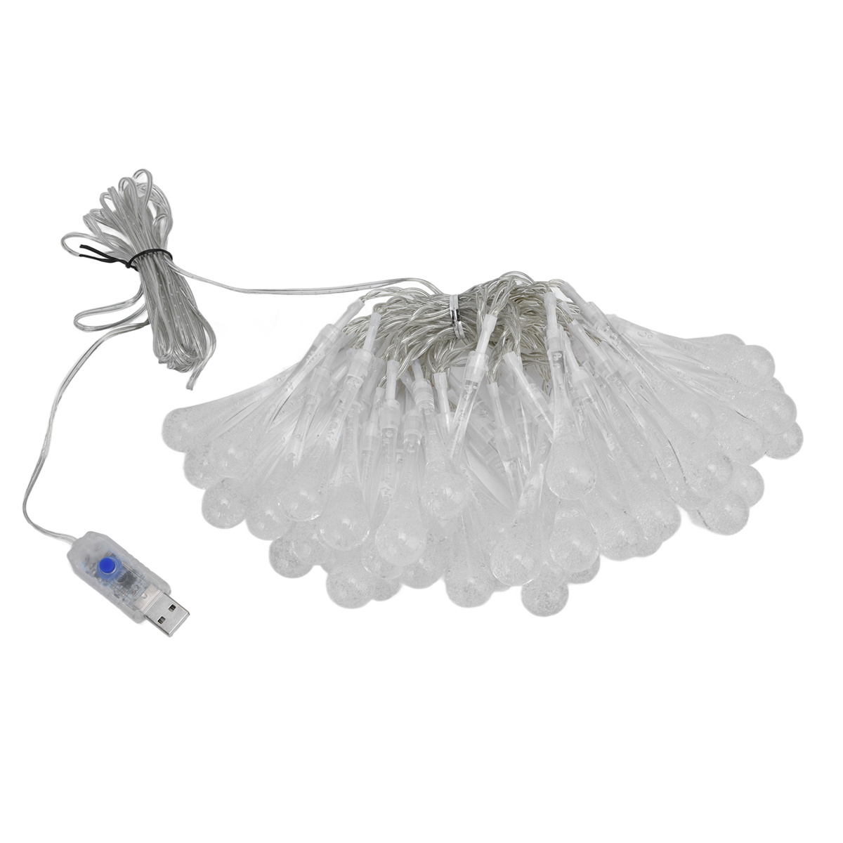 Eine Lichterkette mit klaren, tropfenförmigen Lichtern und einem USB-Anschluss auf weißem Hintergrund.