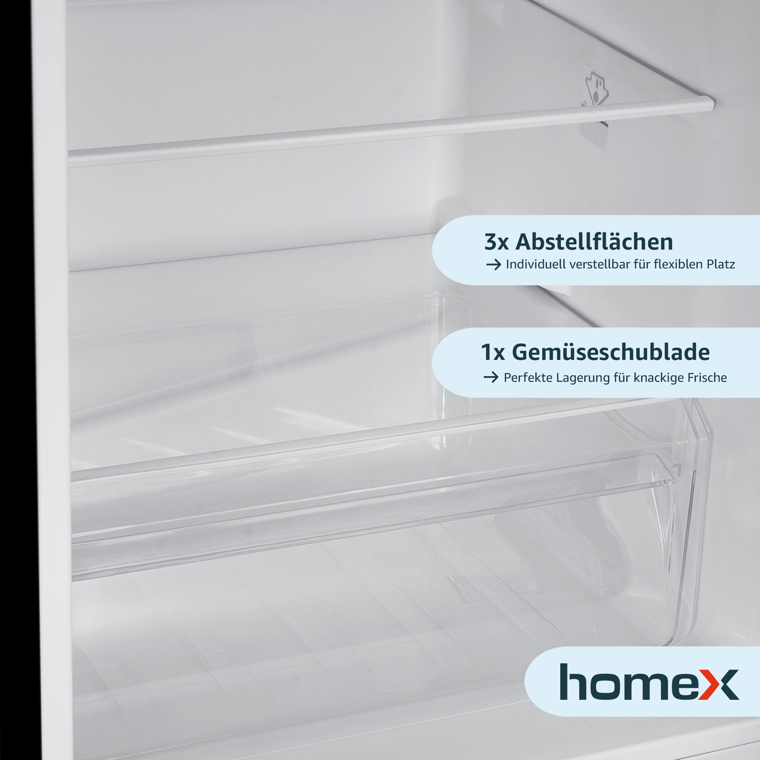 Im Inneren eines Kühlschranks mit Regalen, einer Gemüseschublade und Produktetiketten.