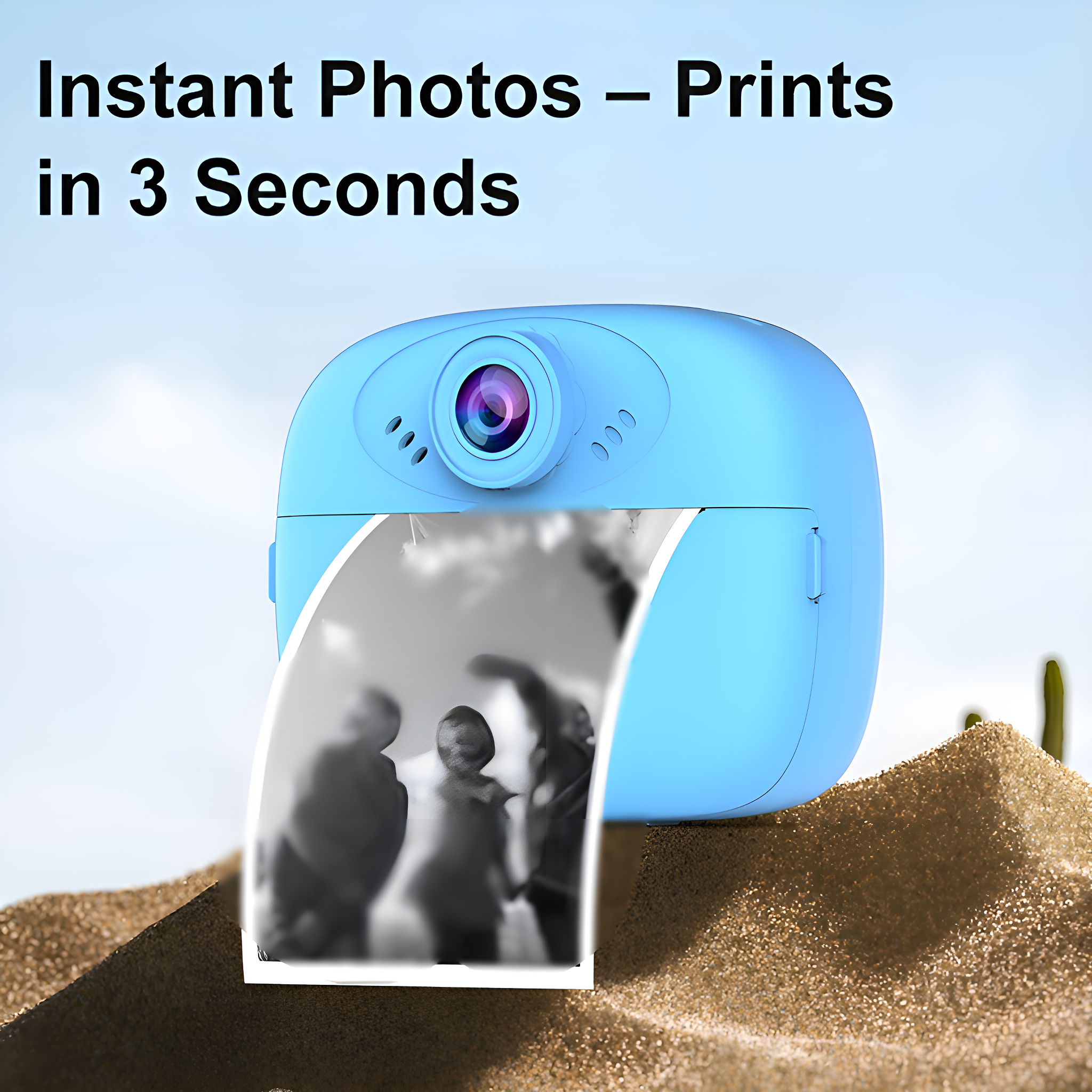Eine blaue Sofortbildkamera druckt ein Schwarzweißfoto mit drei verschwommenen Figuren auf Sand.