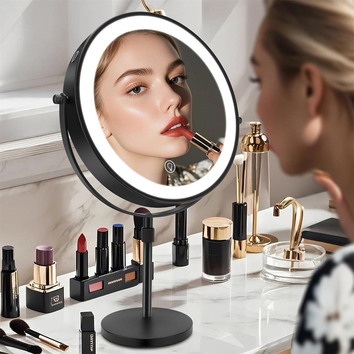 Eine Frau, die sich vor einem beleuchteten Spiegel Lippenstift aufträgt. Auf dem Tisch liegen Make-up-Artikel.