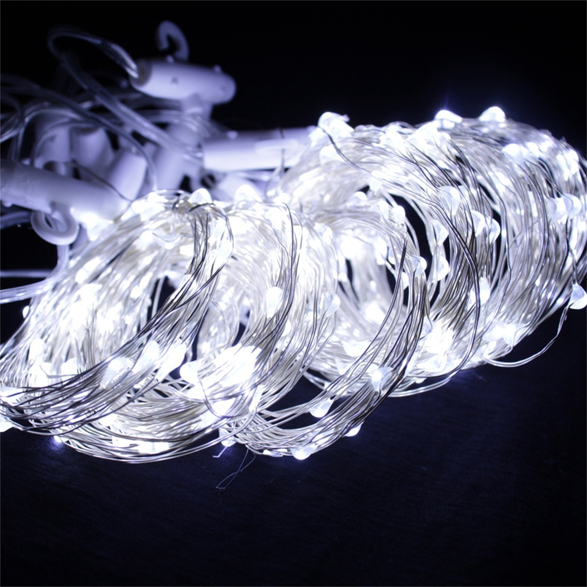 Strang weißer LED-Leuchten auf dunklem Hintergrund.