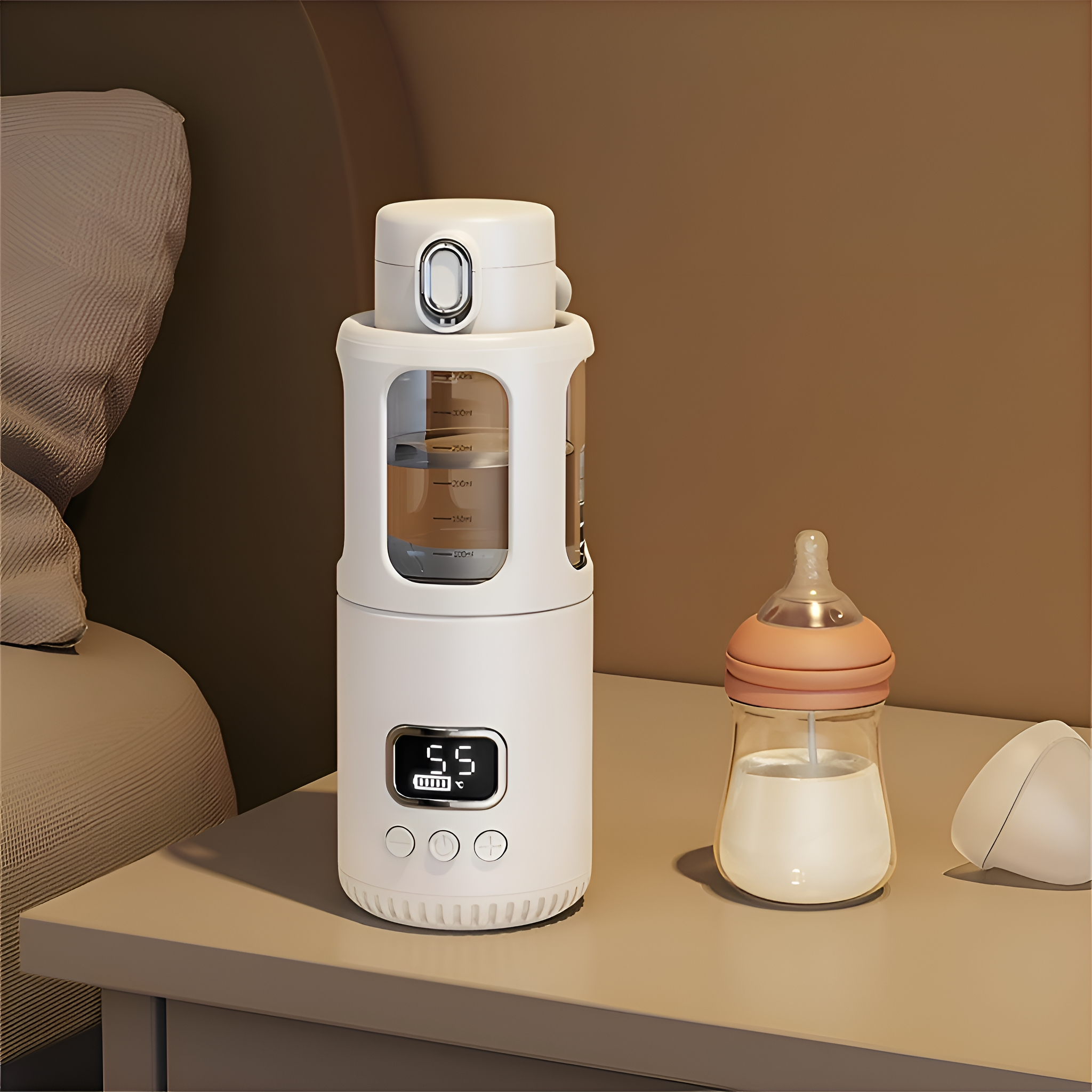 Ein weißer Babyflaschenwärmer mit Digitalanzeige und eine Milchflasche stehen auf einem Nachttisch.