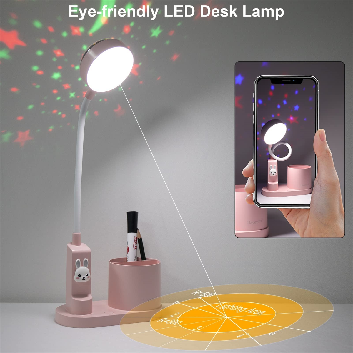 Eine rosa Schreibtischlampe mit Hasenfuß. Sie projiziert Sterne an die Wand und hat einen Stifthalter.