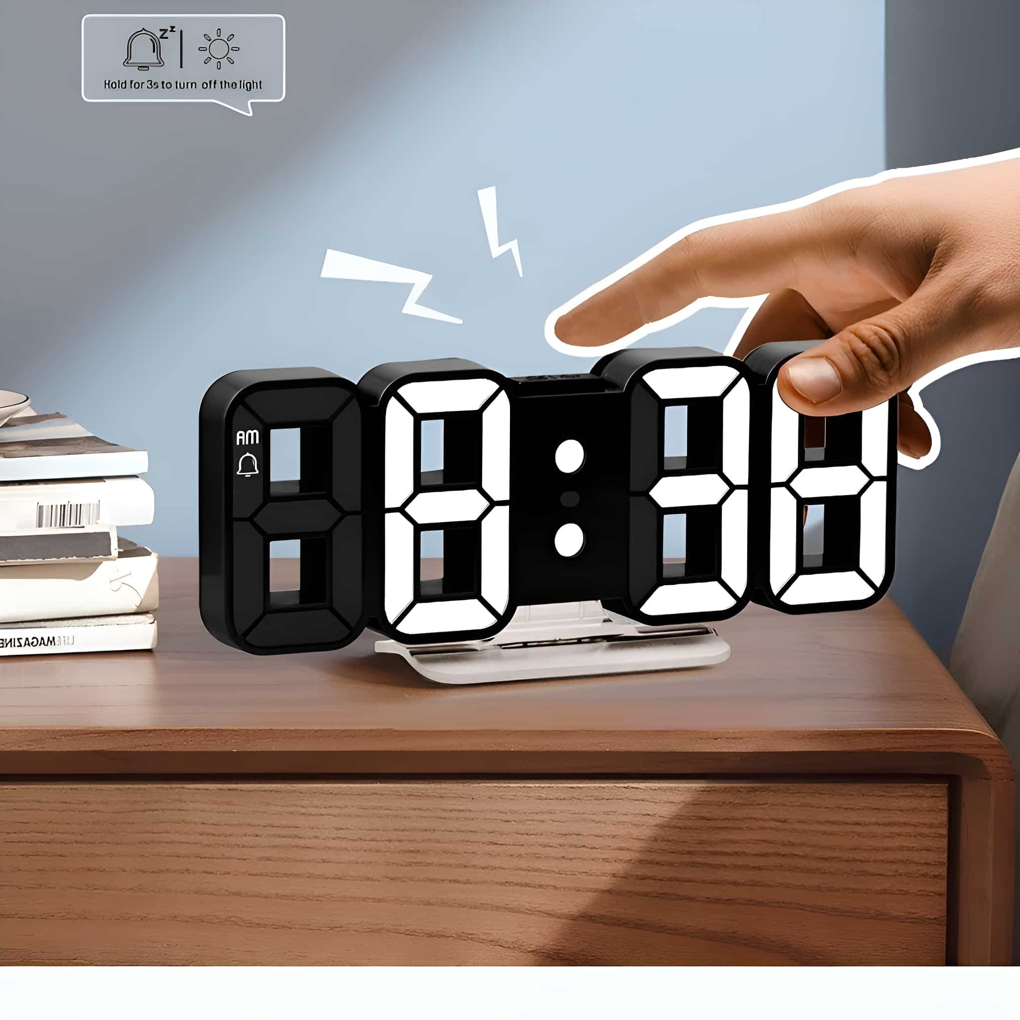 Schwarzer digitaler Wecker zeigt 06:30 auf einem Holztisch, eine Hand berührt ihn.