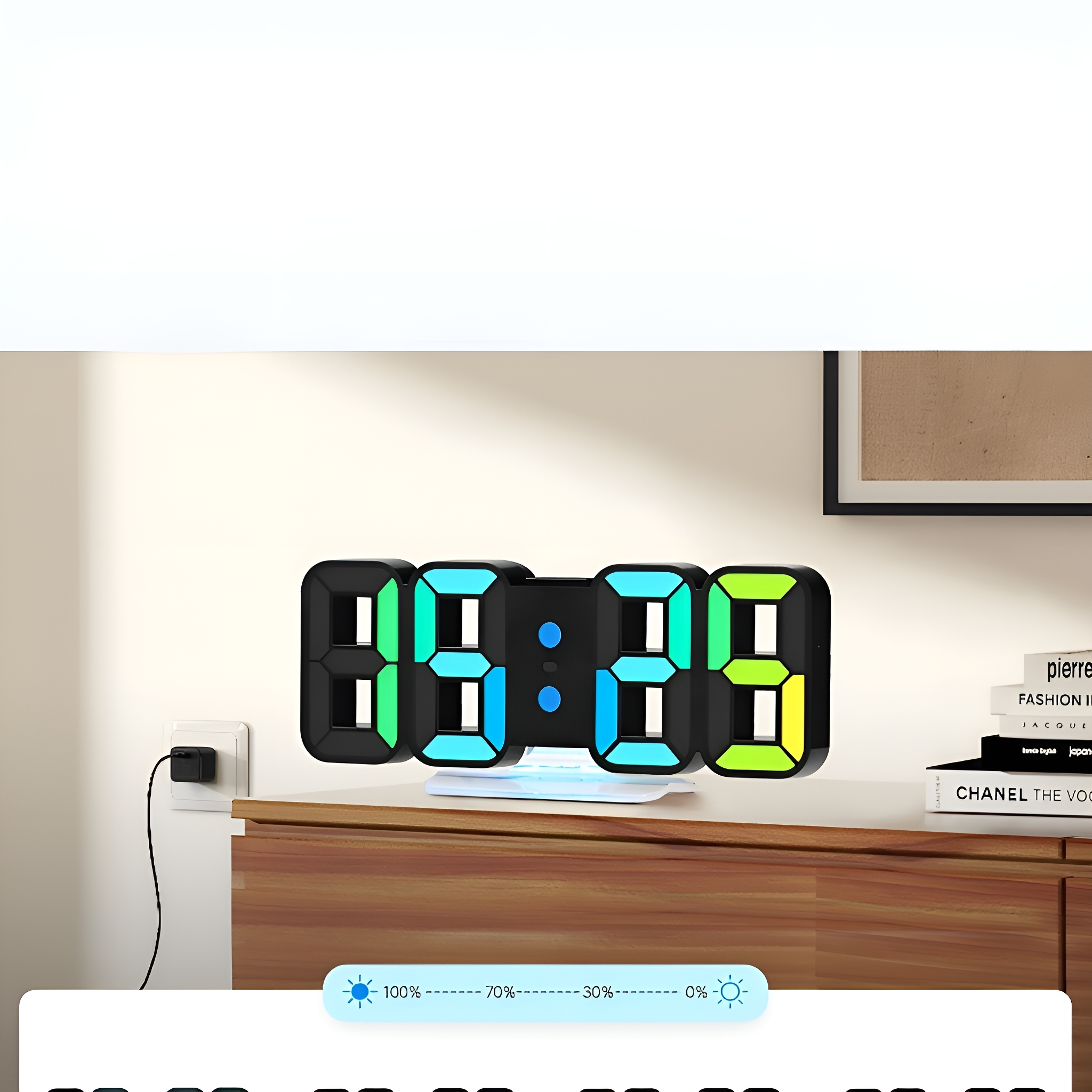 Schwarze Digitaluhr, die Zeit- und Helligkeitseinstellungen auf einer weißen Oberfläche zeigt.