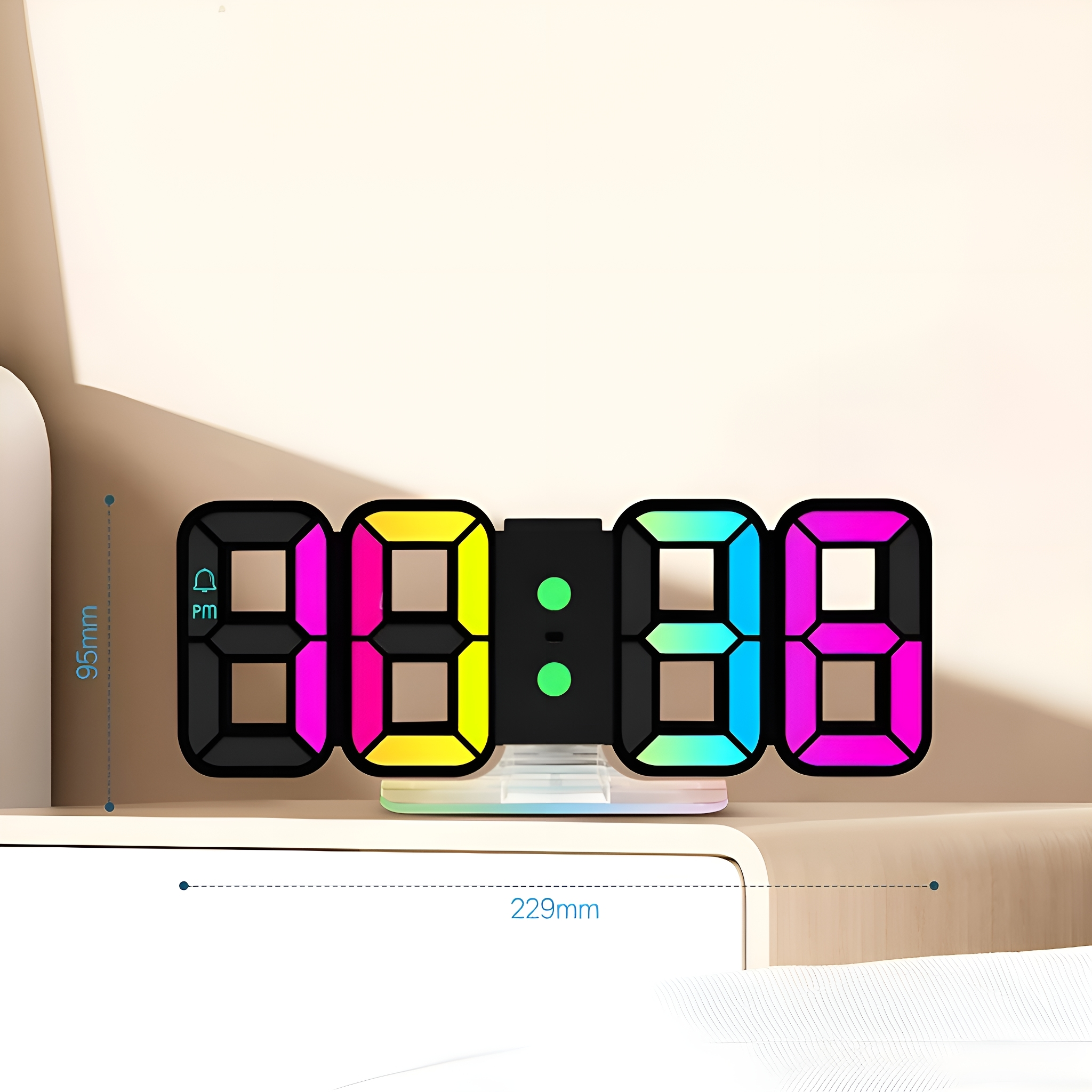 Eine Digitaluhr, die 08:38 anzeigt, mit einer PM-Anzeige, auf einem weißen Regal.