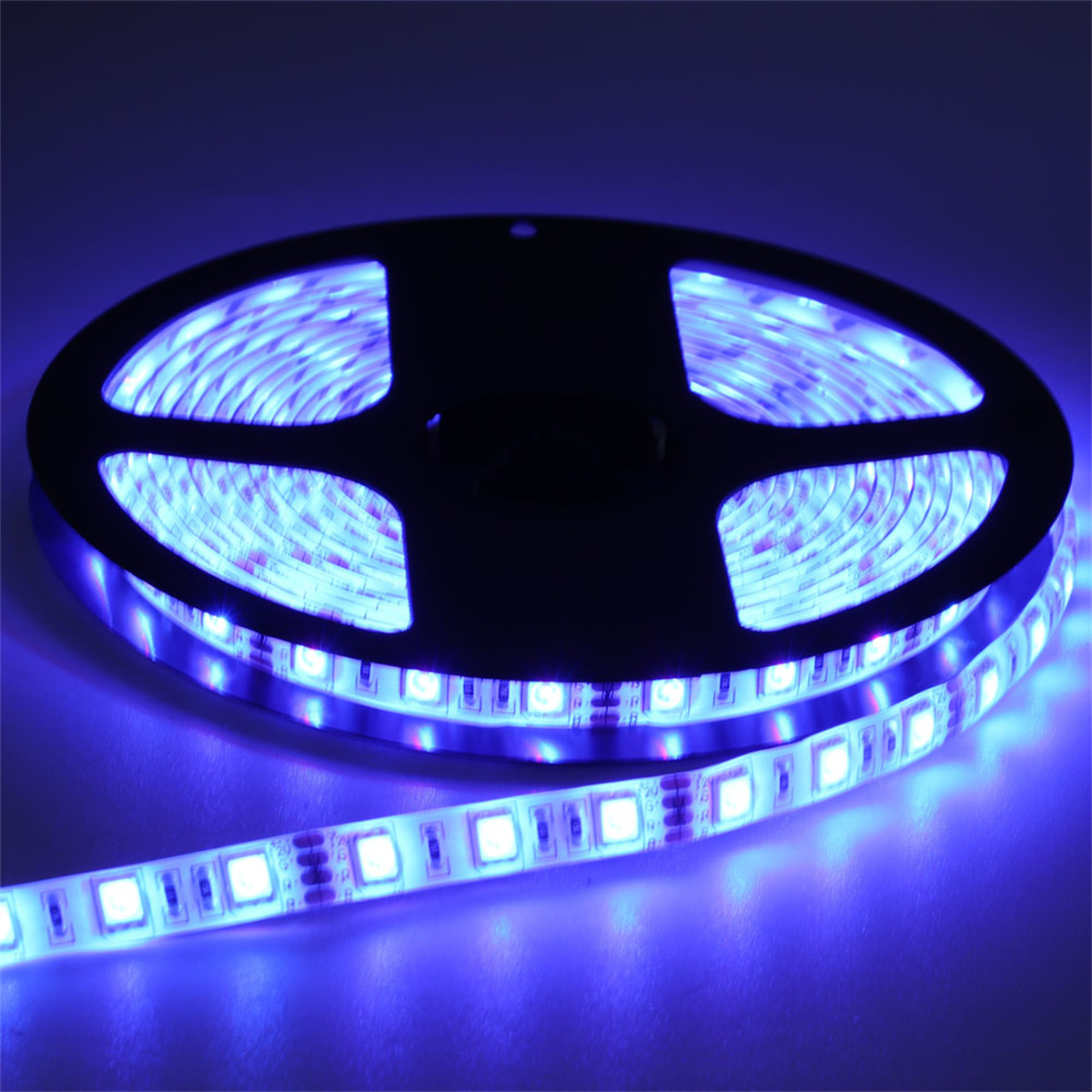 Eine Spule mit blauen LED-Streifen. Die Lichter leuchten und strahlen blaues Licht aus.