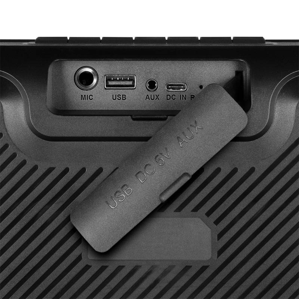 Il retro di un altoparlante nero. Ha un jack per microfono, una porta USB, una porta aux e un ingresso di alimentazione.