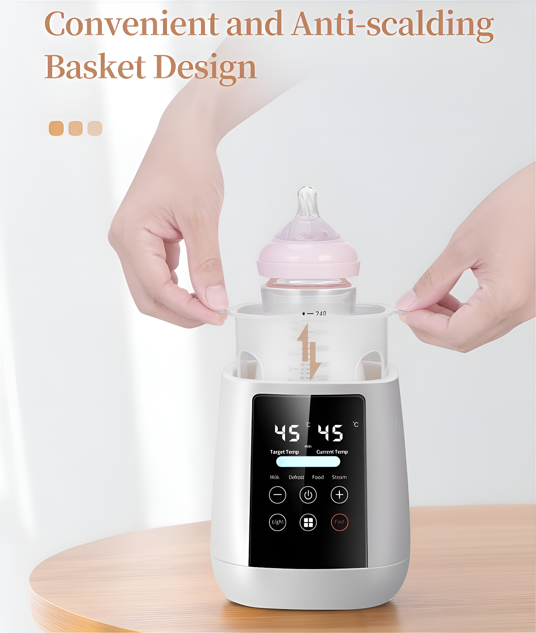 Babyflaschenwärmer mit einer Flasche darin. Eine Hand legt die Flasche in das Gerät.