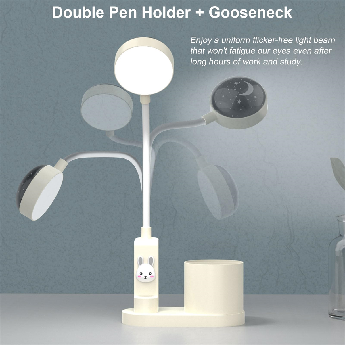 Eine weiße Schreibtischlampe mit Stifthalter und Hasen-Design, mit mehreren Lichtquellen.