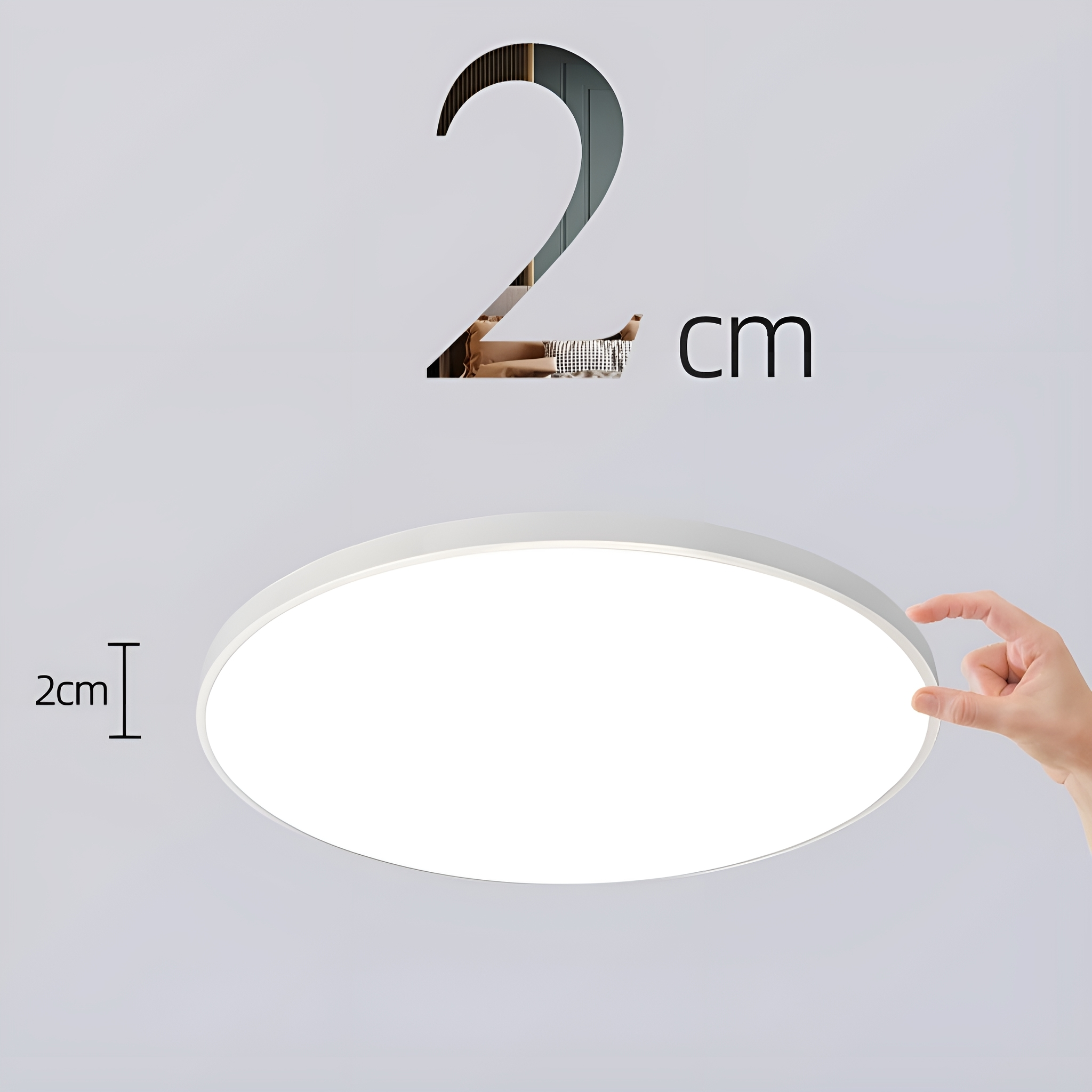 Runde Deckenleuchte. Die Hand berührt die Lampe. Der Hintergrund ist weiß und hellgrau.
