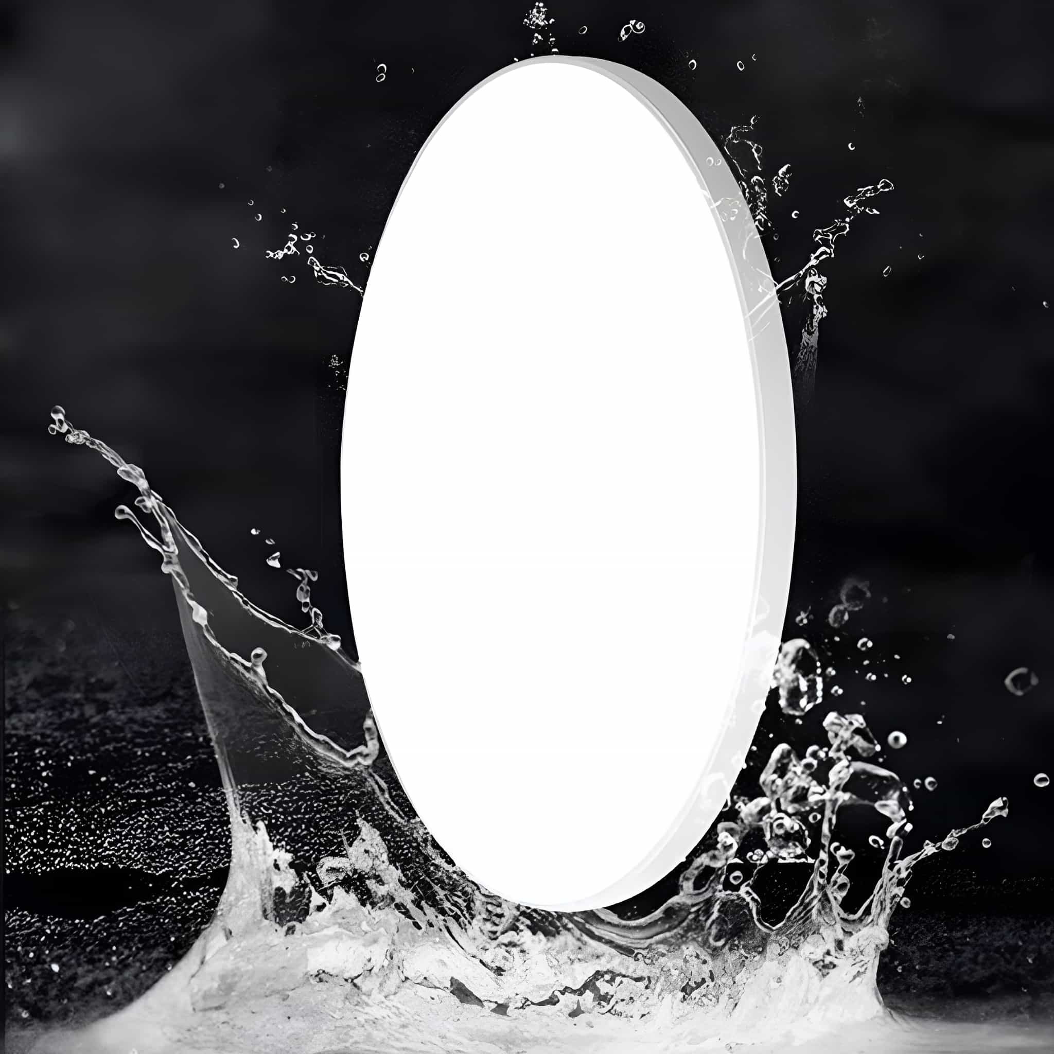 Eine weiße ovale Form wird von Wasser bespritzt. Der Hintergrund ist schwarz.