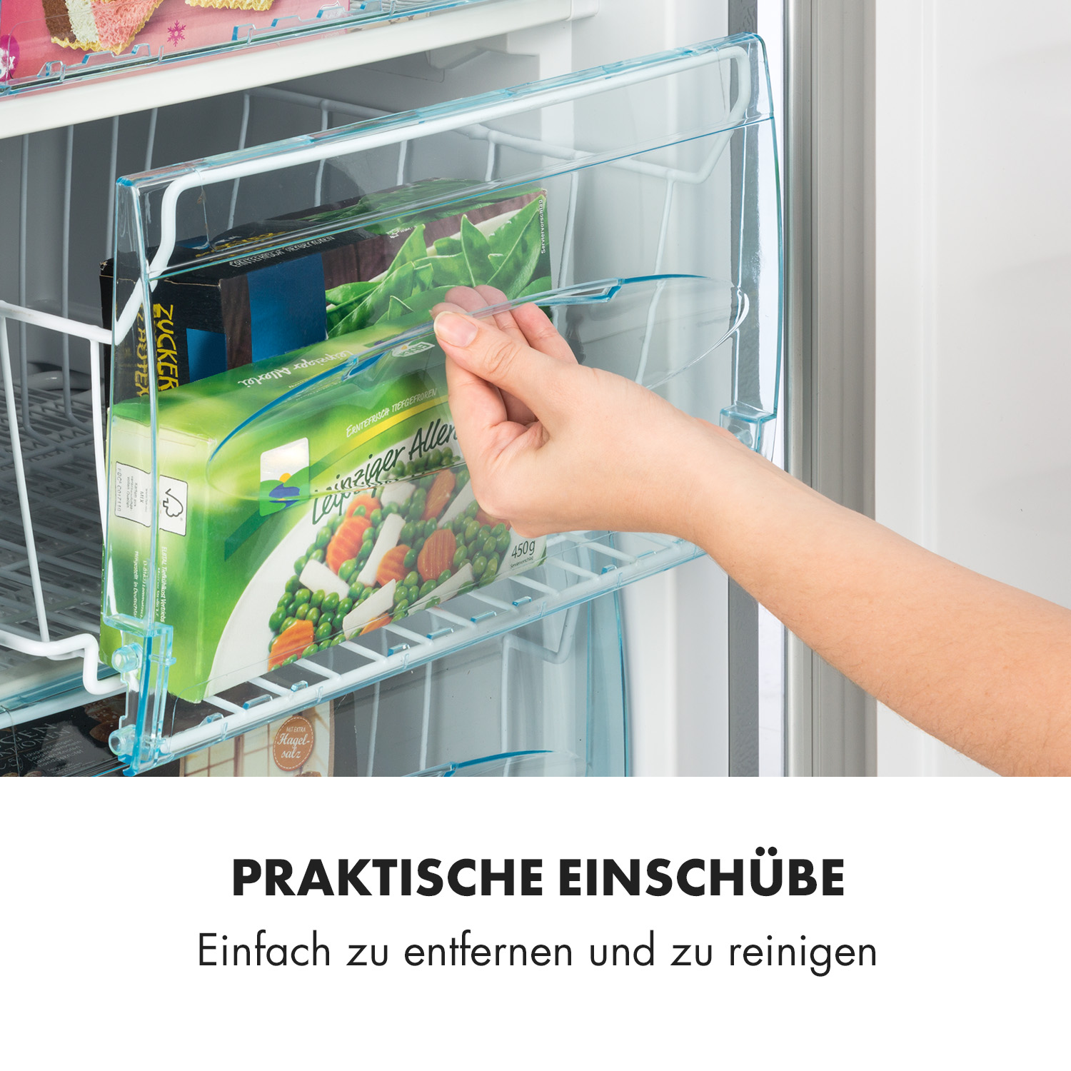 Hand greift in eine Kühlschublade mit Tiefkühlkost. Blau- und Weißtöne.