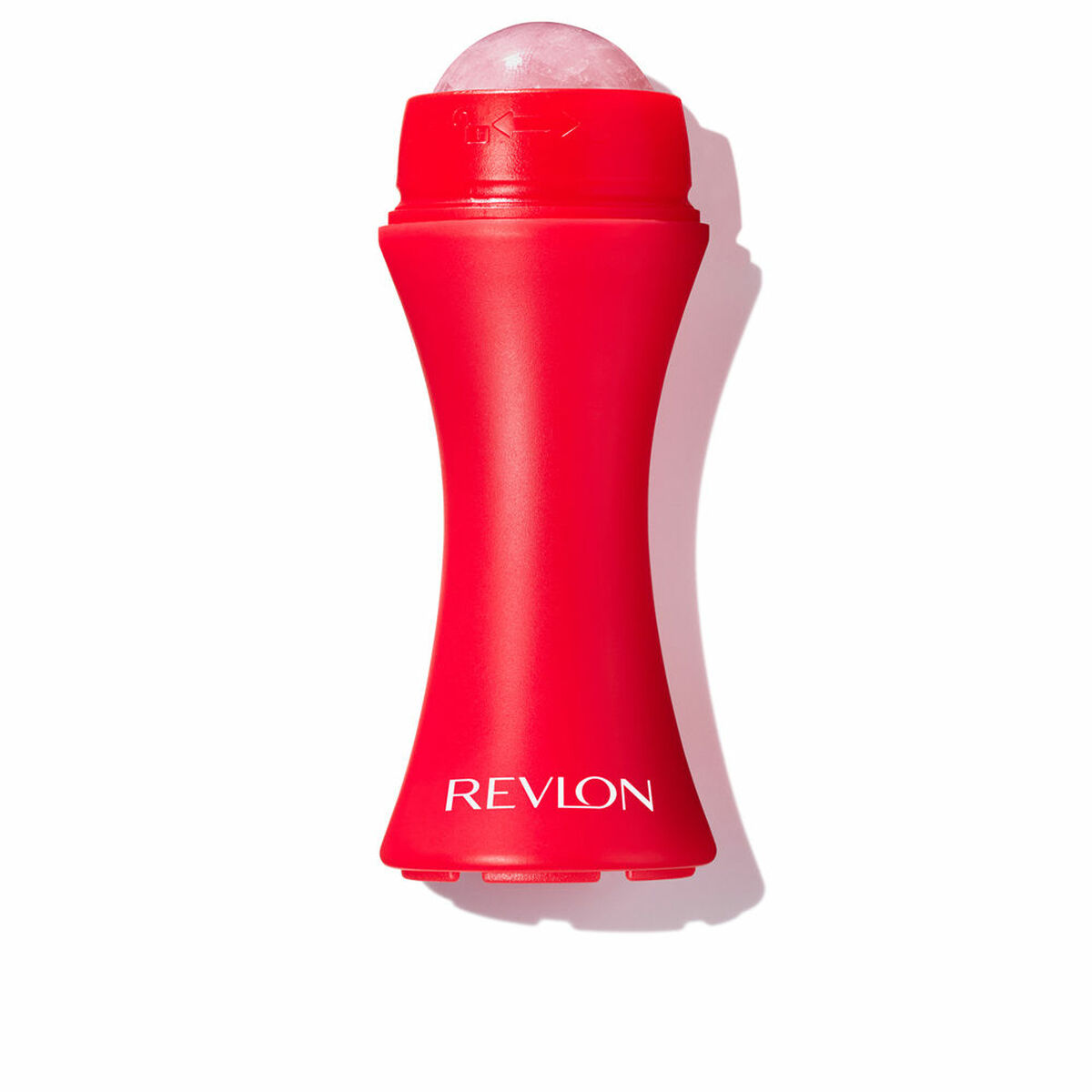 Roter Revlon Gesichtsroller mit einem klaren, runden, eisartigen Kopf.