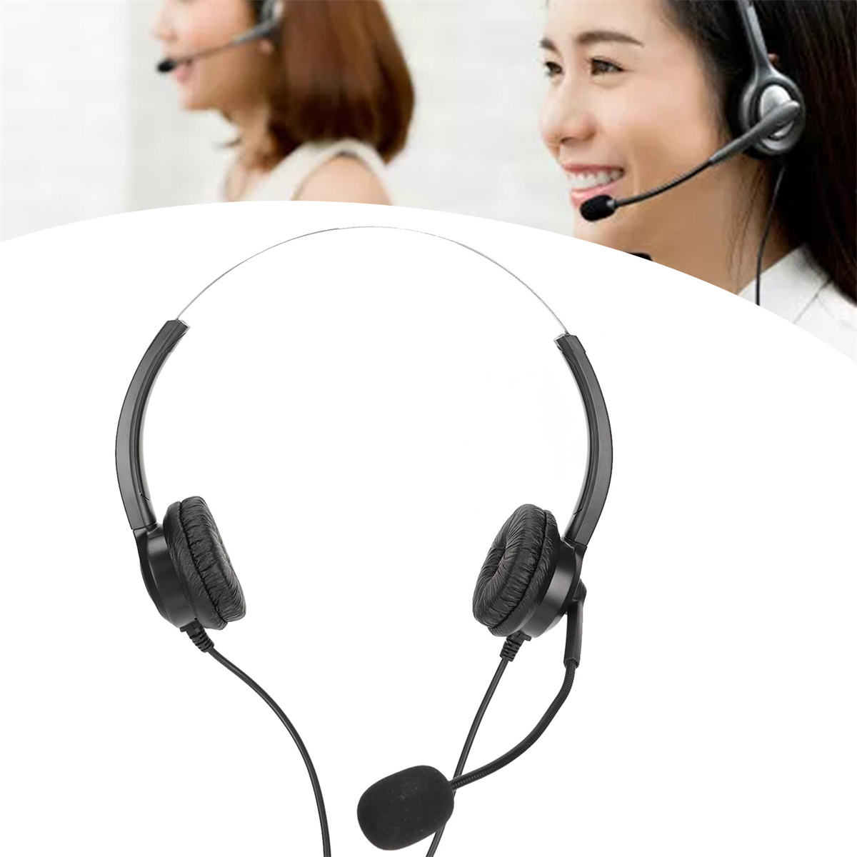 Zwei Frauen mit Headsets und Mikrofonen, eine lächelt. Ein Headset im Vordergrund.
