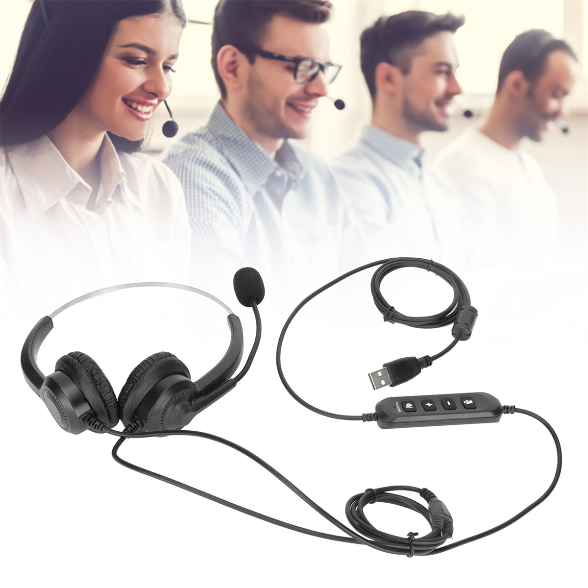 Personen mit Headsets arbeiten. Ein Headset, das mit einem USB-Kabel verbunden ist, ist im Vordergrund.