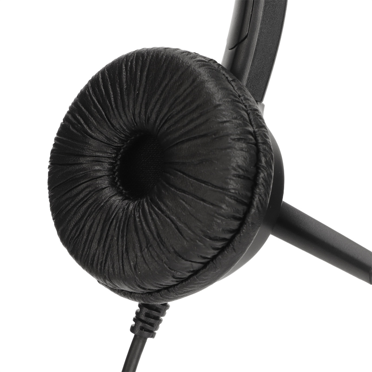Nahaufnahme eines schwarzen Headsets mit gepolstertem Ohrmuschel und Mikrofon.