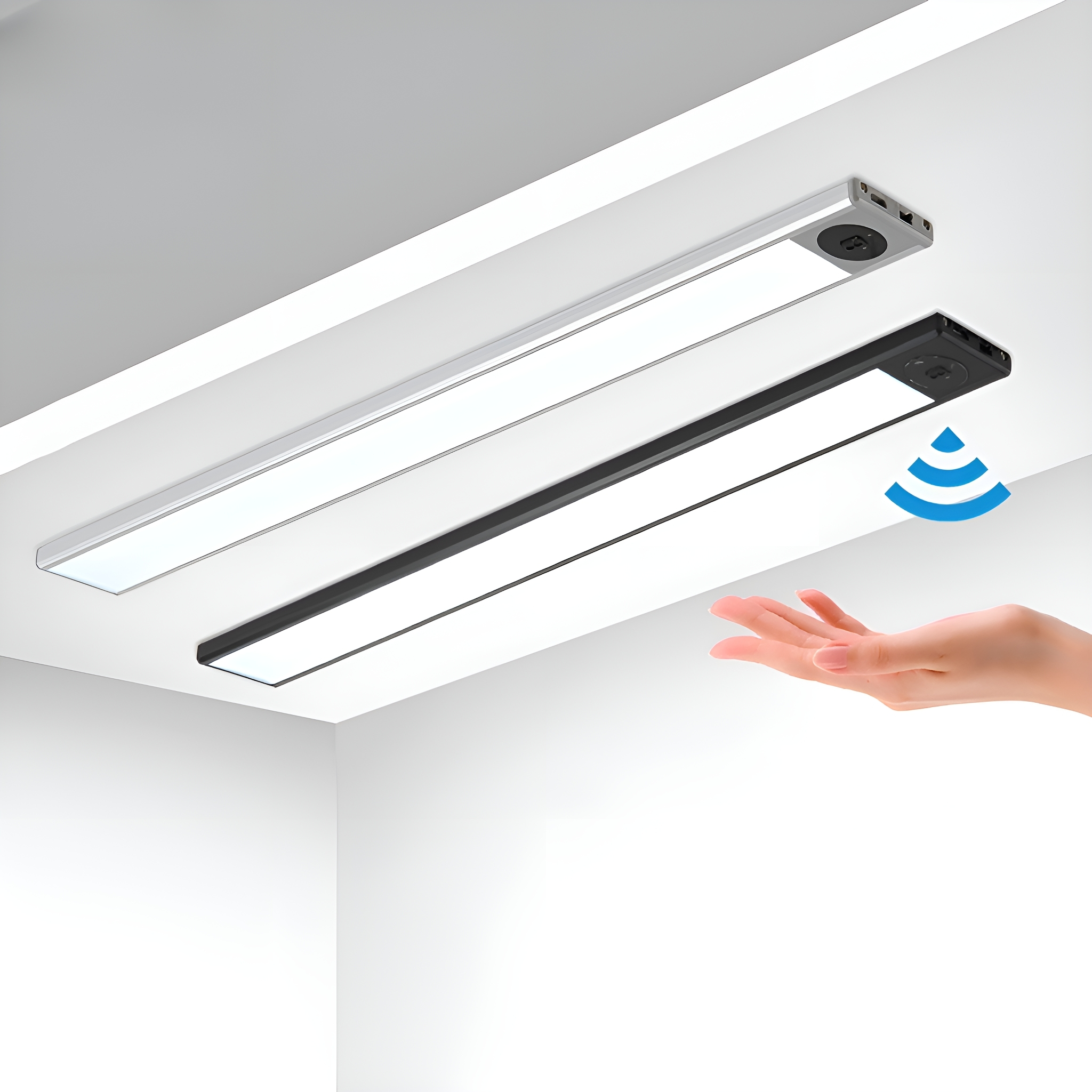 Zwei weiße und schwarze LED-Leuchten unter einem Schrank montiert. Eine Hand greift danach.