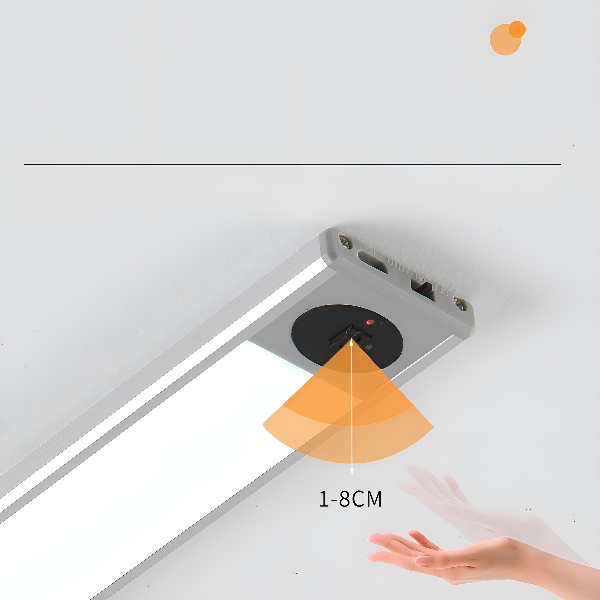 Silberne LED-Leiste, mit schwarzem Sensor und ausgreifender Hand. Der Hintergrund ist weiß.