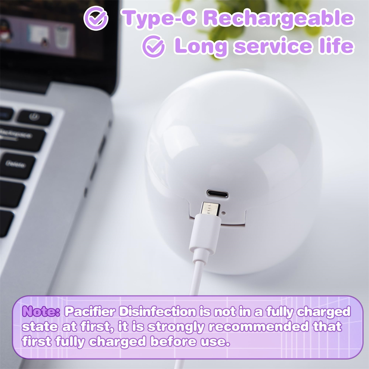 Ein weißer Schnullersterilisator mit USB-C-Anschluss und Laptop im Hintergrund.