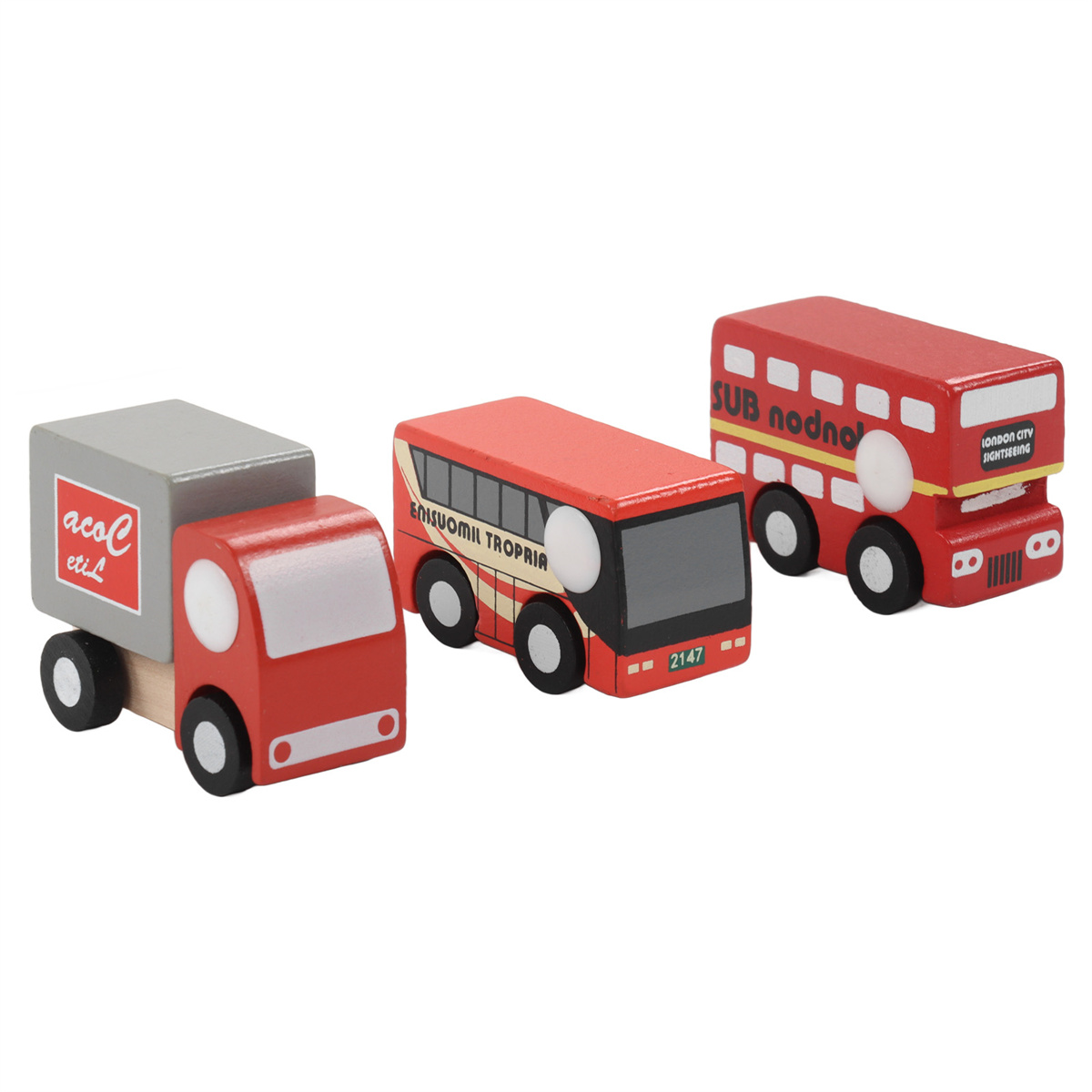 Drei Holzspielzeugfahrzeuge: ein Lastwagen, ein Bus und ein Doppeldeckerbus, alle rot.