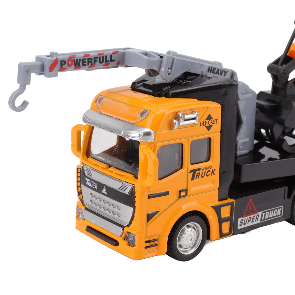 Ein orangefarbener und grauer Spielzeug-LKW mit einem Kranarm mit der Aufschrift 'POWERFULL' und 'HEAVY'.
