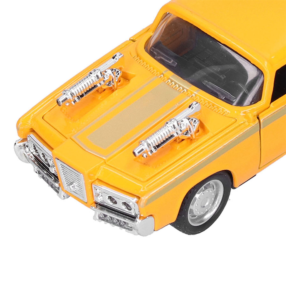 Ein gelbes Spielzeugauto mit silbernen Maschinengewehren auf der Motorhaube. Es hat ein klassisches Autodesign.