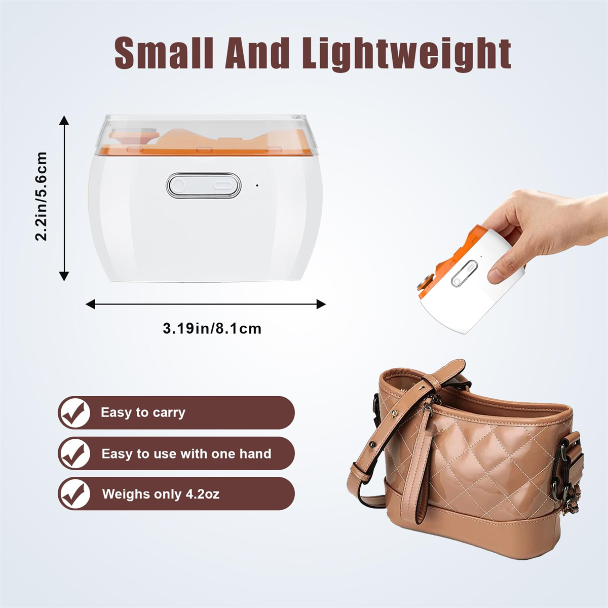 Weiß-oranges tragbares Gerät mit Maßen, eine Hand hält ein ähnliches Gerät. Eine Handtasche liegt.