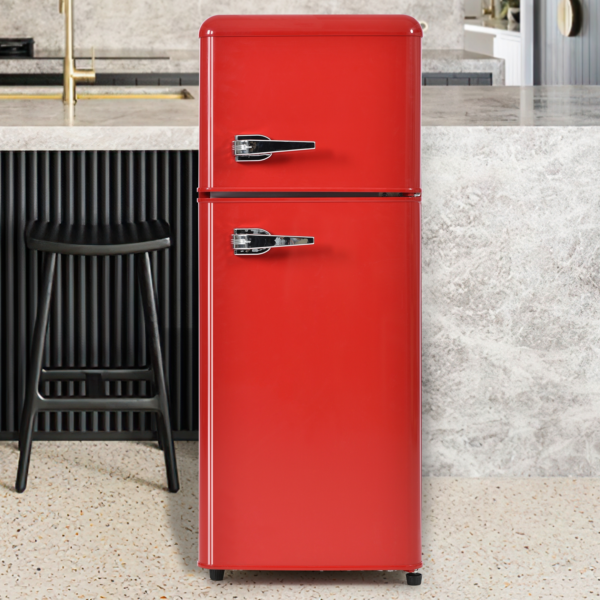 Ein roter Retro-Kühlschrank mit zwei Türen, vor einer gemusterten Wand platziert.