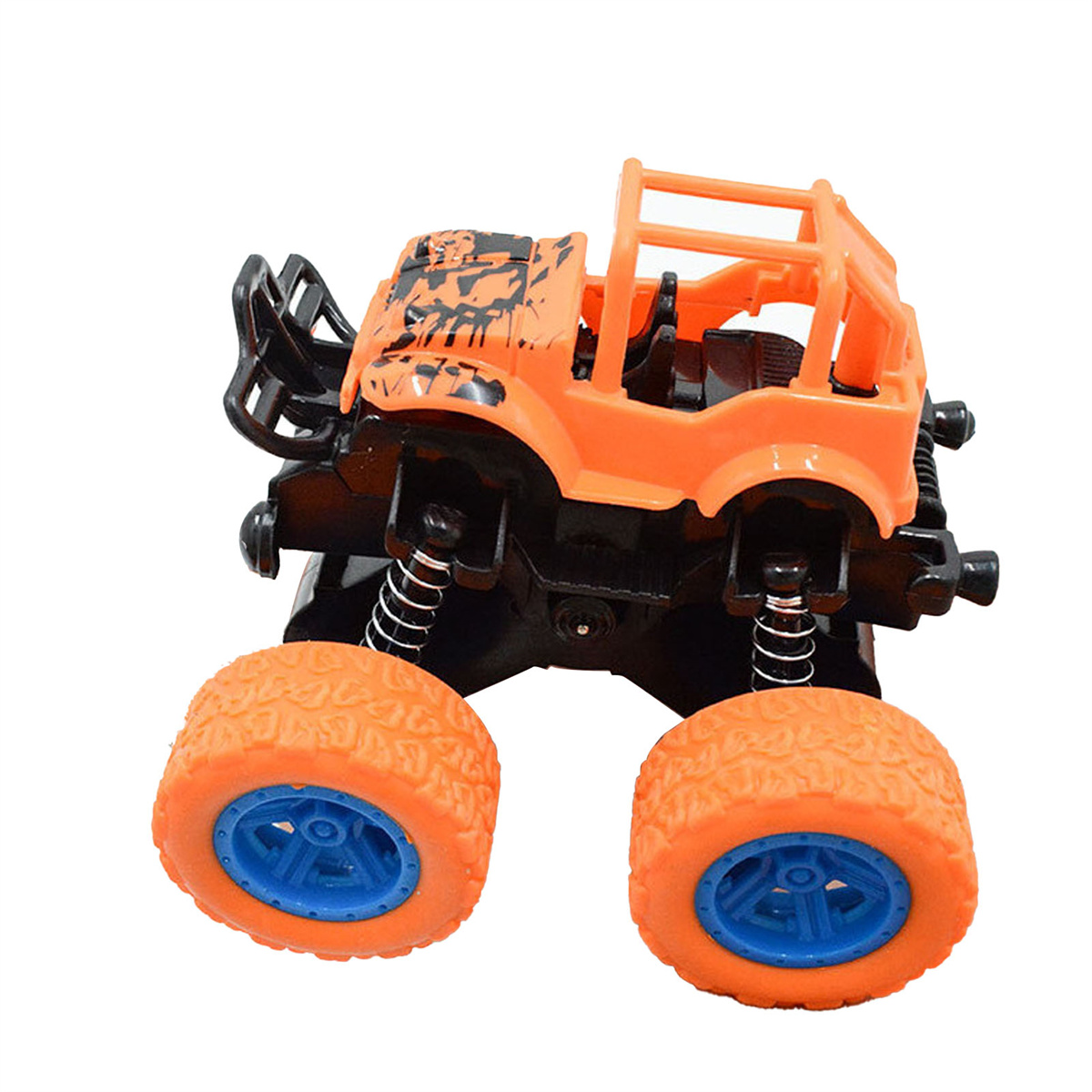 Orangegelber und schwarzer Spielzeug-LKW. Orange Räder und Karosserie, schwarzes Fahrgestell. Weißer Hintergrund.