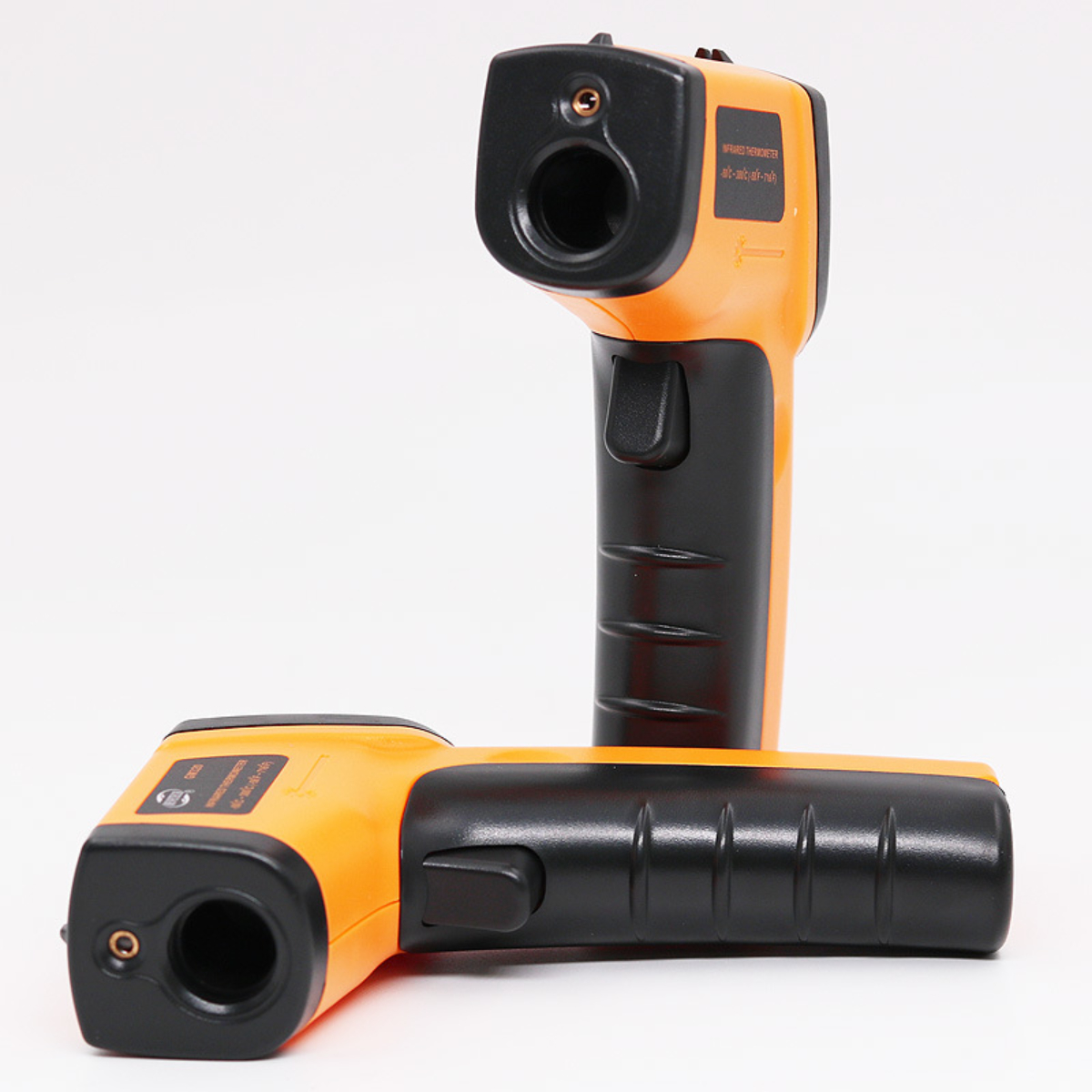 Zwei orangefarbene und schwarze Infrarot-Thermometer auf weißem Hintergrund.