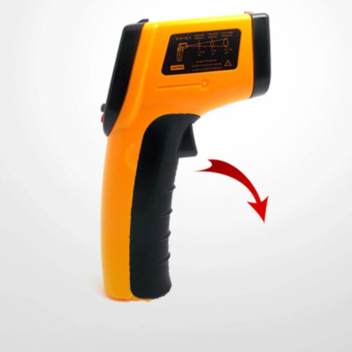 Oranges Infrarot-Thermometer mit schwarzem Griff, das einen roten Pfeil zeigt.