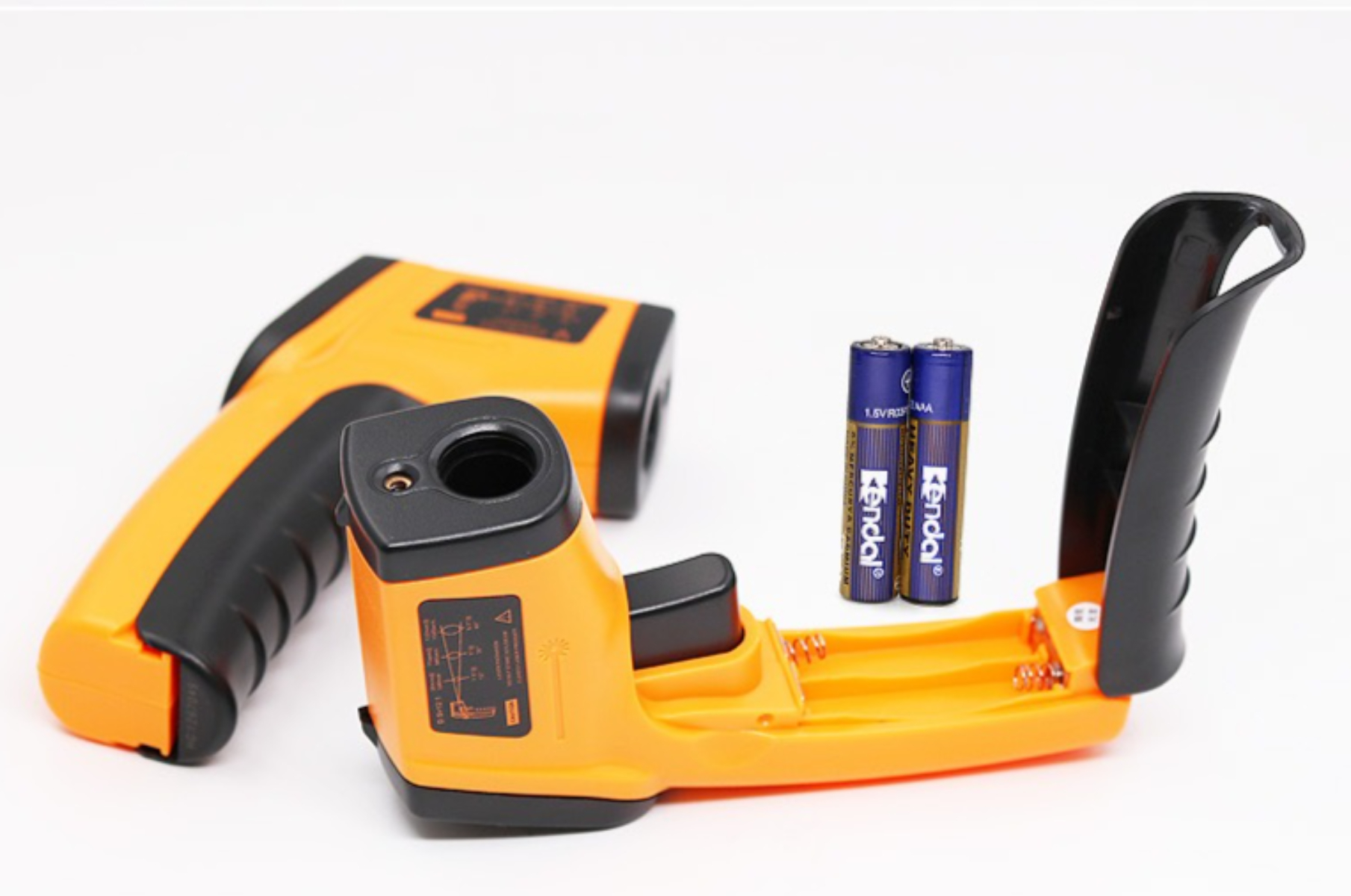 Zwei orange Thermometer mit Batterien. Eines ist geöffnet.